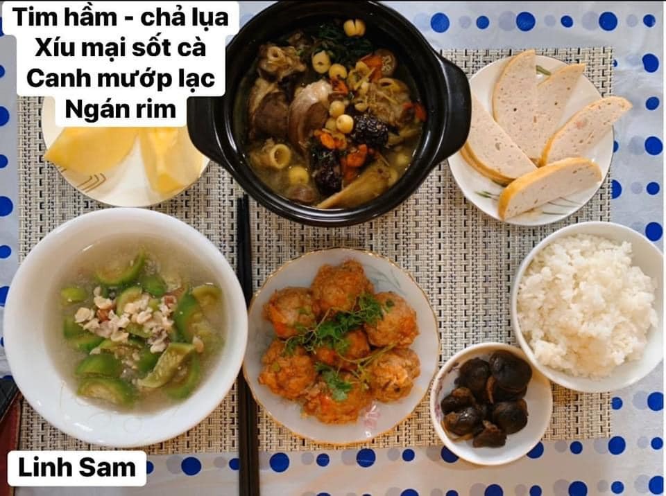 Ai bảo ở cữ là khổ nào. Em thấy ở cữ sướng lắm ấy, chả phải làm gì lại còn ăn ngon.

Em được cái may mắn là 2 lần đẻ xong đều từ viện về thẳng nhà mẹ đẻ ăn vạ. Ngày nào bà cũng đọc thực đơn hôm nay ăn gì cho lựa chọn cứ như đang ở viện. Bữa nào cũng thấy ngon mắt ngon miệng, nên làm hẳn quả album lưu lại để cho bà ngắm sản phẩm và sau này em còn có tư liệu chăm con gái con dâu. 

Quan điểm ở cữ của mẹ em là kiêng làm chứ ko kiêng ăn. Bà lại trong ngành Y nên tư tưởng ở cữ hơi bị tiên tiến. Ăn đa dạng, nghỉ ngơi đủ, tinh thần thoải mái thì sữa mới nhiều và chất lượng. Đẻ 2 lần em đều ko ăn móng heo hay chân dê chân chó, trộm vía sữa lúc nào cũng tràn trề cho con ti, mà mẹ ko hề mập mới sướng.

Quê em bà đẻ ko kiêng ăn tanh, chỉ kiêng đồ chua cay sống lạnh và rau cải thôi. Dù cả nhà đã chuyển khẩu lên thủ đô nhưng mẹ em vẫn thường xuyên về quê mua bán, trữ tủ đông ăn dần, tươi ngon bổ rẻ. Trước khi e sinh 2-3 tháng, mẹ cũng về liên tục để gom hàng chuẩn bị phục vụ cục nợ là em 🤣.

Nhà em mấy đời cơm cữ như này rồi, cả bà cả mẹ lẫn con về già vẫn khoẻ re, tới khi con ăn dặm xơi hải sản thoải mái hợp luôn ko cần nghe ngóng bụng dạ. Kiêng ăn kĩ quá sau mệt mẹ mệt con, cái chính là kiêng làm việc nặng và sớm, tránh đụng nước và gió máy để giữ gìn sức khoẻ về già còn hưởng thụ. Chứ em thấy nhiều mẹ kiêng ăn rõ kĩ do lo sợ bụng dạ yếu làm bản thân uể oải chán ăn và ko đủ chất, quan niệm ấy xưa rồi ạ.

Cre: Mẹ Linh Sam