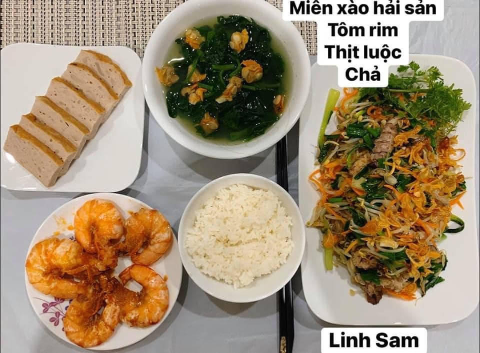 Ai bảo ở cữ là khổ nào. Em thấy ở cữ sướng lắm ấy, chả phải làm gì lại còn ăn ngon.

Em được cái may mắn là 2 lần đẻ xong đều từ viện về thẳng nhà mẹ đẻ ăn vạ. Ngày nào bà cũng đọc thực đơn hôm nay ăn gì cho lựa chọn cứ như đang ở viện. Bữa nào cũng thấy ngon mắt ngon miệng, nên làm hẳn quả album lưu lại để cho bà ngắm sản phẩm và sau này em còn có tư liệu chăm con gái con dâu. 

Quan điểm ở cữ của mẹ em là kiêng làm chứ ko kiêng ăn. Bà lại trong ngành Y nên tư tưởng ở cữ hơi bị tiên tiến. Ăn đa dạng, nghỉ ngơi đủ, tinh thần thoải mái thì sữa mới nhiều và chất lượng. Đẻ 2 lần em đều ko ăn móng heo hay chân dê chân chó, trộm vía sữa lúc nào cũng tràn trề cho con ti, mà mẹ ko hề mập mới sướng.

Quê em bà đẻ ko kiêng ăn tanh, chỉ kiêng đồ chua cay sống lạnh và rau cải thôi. Dù cả nhà đã chuyển khẩu lên thủ đô nhưng mẹ em vẫn thường xuyên về quê mua bán, trữ tủ đông ăn dần, tươi ngon bổ rẻ. Trước khi e sinh 2-3 tháng, mẹ cũng về liên tục để gom hàng chuẩn bị phục vụ cục nợ là em 🤣.

Nhà em mấy đời cơm cữ như này rồi, cả bà cả mẹ lẫn con về già vẫn khoẻ re, tới khi con ăn dặm xơi hải sản thoải mái hợp luôn ko cần nghe ngóng bụng dạ. Kiêng ăn kĩ quá sau mệt mẹ mệt con, cái chính là kiêng làm việc nặng và sớm, tránh đụng nước và gió máy để giữ gìn sức khoẻ về già còn hưởng thụ. Chứ em thấy nhiều mẹ kiêng ăn rõ kĩ do lo sợ bụng dạ yếu làm bản thân uể oải chán ăn và ko đủ chất, quan niệm ấy xưa rồi ạ.

Cre: Mẹ Linh Sam