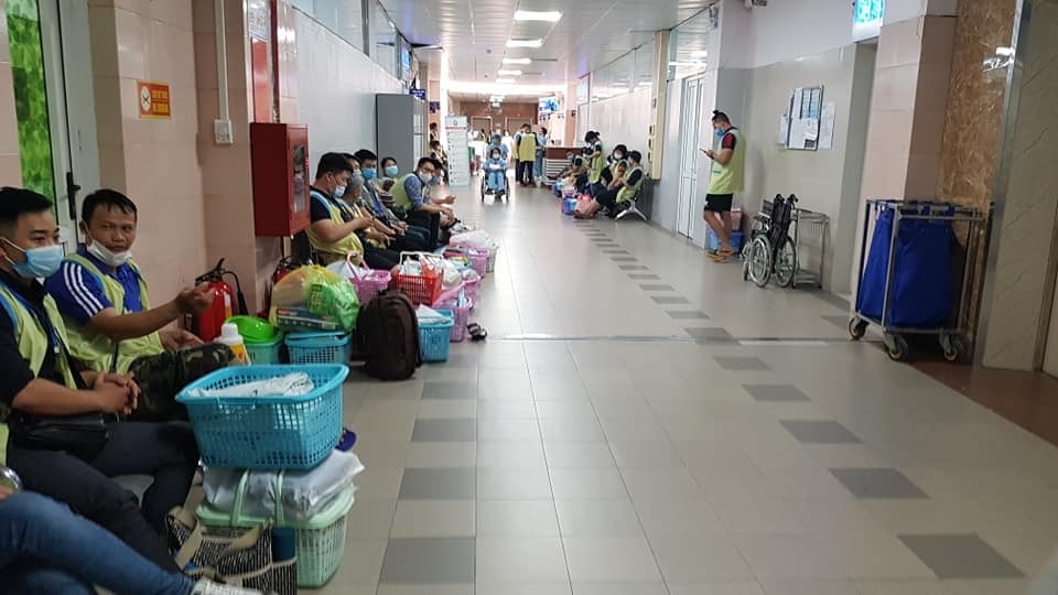 Review mổ đẻ BV Bưu Điện, trực tiếp từ buồng bệnh 406. Ngày 26.11.2020
Mình chào cccm, sau kinh nghiệm lần thứ 2 lên đỉnh cùng vợ, à nhầm, song hành cùng vợ. Bé thứ 2 là cháu trai đã chào đời tại BVBĐ Trần Điền ngày 24/11. Cháu nặng 2,6kg (ko về nháy nào). Cháu và mẹ về buồng bệnh 406 thì về lô 4 nháy, đề lộn.
Vào vấn đề chính nhé:
1.Quá tải! Cháu được gia đình chọn sinh mổ chủ động, mang thai gần, chị cháu mới được 23 tháng tuổi. Nên mẹ cháu quá tải, bệnh viện quá tải. Riêng ngày 24.11 bệnh viện bđ cho ra gần 70 cháu. Có lẽ vì vậy mà nếu review chủ quan thì đánh giá lại không chính xác.
2.thủ tục: Đăng ký, xét nghiệm tại tầng 1 sau khi khai báo y tế. Đến trước h mổ khoảng 6 tiếng. Nếu đã đk theo ekip đẻ từ trước thì sẽ nhập viện nhanh nhiều. Sau đó nhận đồ và được đưa lên tầng 3, làm thêm 1 số thủ tục, ký cá các thứ.Vk ck mình vào viện từ 9h sáng, 10h thụt rửa xong xuôi nằm phòng chờ cảm thấy hơi lâu.mình sợ vợ đói sẽ nguột mất nhưng trộm vía ko sao. Vào phòng chờ thì 2,3 sản phụ 1 giường đang chờ. Đẻ mổ thì cười tươi như hoa, đẻ tự nhiên thì lăn lộn mọi chỗ.
3.chờ đợi: thời gian chờ gặp con từ lúc vợ vào phòng mổ khoảng 40-60 phút. Hộ sinh sẽ đẩy các cháu ra như lợn con và đọc tên mẹ, giờ sinhcon, cân nặng thực tế, giới tính. Sau đó đẩy về buồng chăm sóc sơ sinh nhanh như 1 cơn gió. Hẹn 3- 4 tiếng sau sẽ trả cả mẹ lẫn con. Thời gian này, các ông bố có thể tranh thủ kết bạn, làm cốc bia, quét tinder hoặc ngắm các cô y tá. Y tá bvbđ, nữ hộ sinh...đều trẻ và nuột nhé.
5. Về buồng bệnh: khoảng 3 tiếng sau mổ và ở phòng hồi sức, bác sĩ theo dõi và trả mẹ và bé gần như cùng lúc, nếu có xi nhê cũng chỉ là việc theo dõi thêm để ổn định hơn cho cả mẹ và bé.
6. Sinh hoạt ở buồng bệnh: thường sau khi về phòng 12 tiếng là các mẹ có thể dậy đi lại nhẹ, nhưng Đông quá đông, 8 giường 1 phòng. Nhà wc bé chỉ đủ cung cấp cho 6 người và 3 bé. Nhưng thực tế là 16 người lớn + và 8 bé. Kiến nghị bệnh viện cho thêm 1 bàn rửa trong phòng hoặc 1 bàn rửa lớn ngoài hành lang gần chỗ bình nước nóng để việc vệ sinh được ổn hơn.
7. Thái độ phục vụ của đội ngũ bệnh viện: về chuyên môn mình không có cmt, về thái độ thì ổn, mn đều rất thân thiện, vui vẻ.
8. Môi trường: khá sạch sẽ, vì mình là người khá sạch nên mt này mình tạm chấp nhận được.
9.Kim bài miễn đuổi: áo vàng và thẻ. Hãy luôn mang theo bên mình để tránh trường hợp trục xuất ngẫu nhiên khỏi bv nhé.
10. Nhìn chung bv giờ đều hướng tới dịch vụ trọn gói, từ ăn tới mặc, ỉa đái tắm rửa cho cả mẹ và bé. Nên đồ mang theo chỉ cần ở mức thấp, dự phòng phát sinh. 1 làn cho cả 3 người là ổn. Bv sẽ phát cho 1 làn đủ dùng cho tới khi ra viện. Đồ này là đồ mượn, mất phải đền tiền.
3-5 ngày sau mổ sẽ ra viện, hàng ngày bác sĩ sẽ kiểm tra mẹ, tắm rửa cố định theo khung giờ cho bé. Tùy thuộc thể trạng mà ra viện sớm hay muộn.
Chúc cccm có sự nhiều sự trải nghiệm sinh nở trong bệnh viện bđ.😌