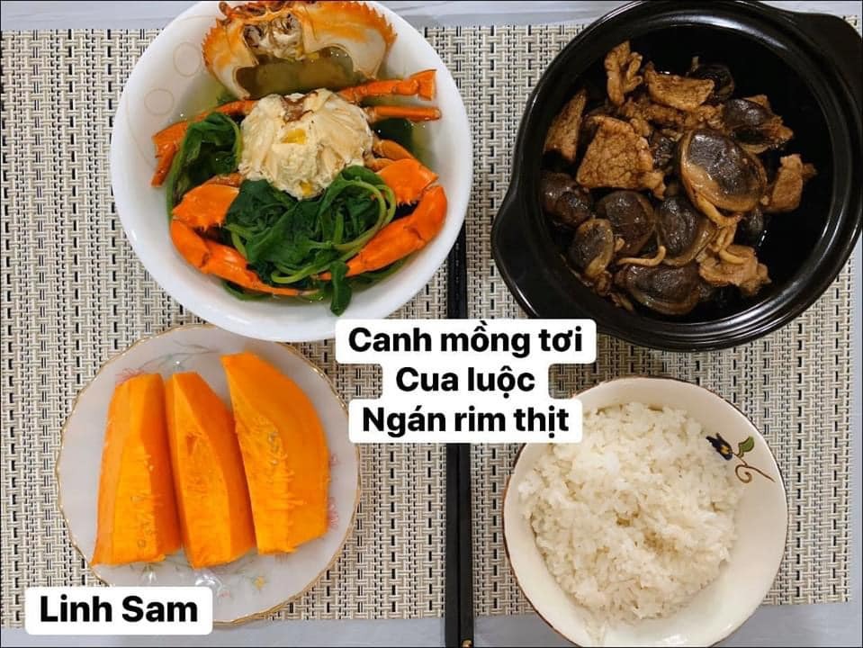 Ai bảo ở cữ là khổ nào. Em thấy ở cữ sướng lắm ấy, chả phải làm gì lại còn ăn ngon.

Em được cái may mắn là 2 lần đẻ xong đều từ viện về thẳng nhà mẹ đẻ ăn vạ. Ngày nào bà cũng đọc thực đơn hôm nay ăn gì cho lựa chọn cứ như đang ở viện. Bữa nào cũng thấy ngon mắt ngon miệng, nên làm hẳn quả album lưu lại để cho bà ngắm sản phẩm và sau này em còn có tư liệu chăm con gái con dâu. 

Quan điểm ở cữ của mẹ em là kiêng làm chứ ko kiêng ăn. Bà lại trong ngành Y nên tư tưởng ở cữ hơi bị tiên tiến. Ăn đa dạng, nghỉ ngơi đủ, tinh thần thoải mái thì sữa mới nhiều và chất lượng. Đẻ 2 lần em đều ko ăn móng heo hay chân dê chân chó, trộm vía sữa lúc nào cũng tràn trề cho con ti, mà mẹ ko hề mập mới sướng.

Quê em bà đẻ ko kiêng ăn tanh, chỉ kiêng đồ chua cay sống lạnh và rau cải thôi. Dù cả nhà đã chuyển khẩu lên thủ đô nhưng mẹ em vẫn thường xuyên về quê mua bán, trữ tủ đông ăn dần, tươi ngon bổ rẻ. Trước khi e sinh 2-3 tháng, mẹ cũng về liên tục để gom hàng chuẩn bị phục vụ cục nợ là em 🤣.

Nhà em mấy đời cơm cữ như này rồi, cả bà cả mẹ lẫn con về già vẫn khoẻ re, tới khi con ăn dặm xơi hải sản thoải mái hợp luôn ko cần nghe ngóng bụng dạ. Kiêng ăn kĩ quá sau mệt mẹ mệt con, cái chính là kiêng làm việc nặng và sớm, tránh đụng nước và gió máy để giữ gìn sức khoẻ về già còn hưởng thụ. Chứ em thấy nhiều mẹ kiêng ăn rõ kĩ do lo sợ bụng dạ yếu làm bản thân uể oải chán ăn và ko đủ chất, quan niệm ấy xưa rồi ạ.

Cre: Mẹ Linh Sam