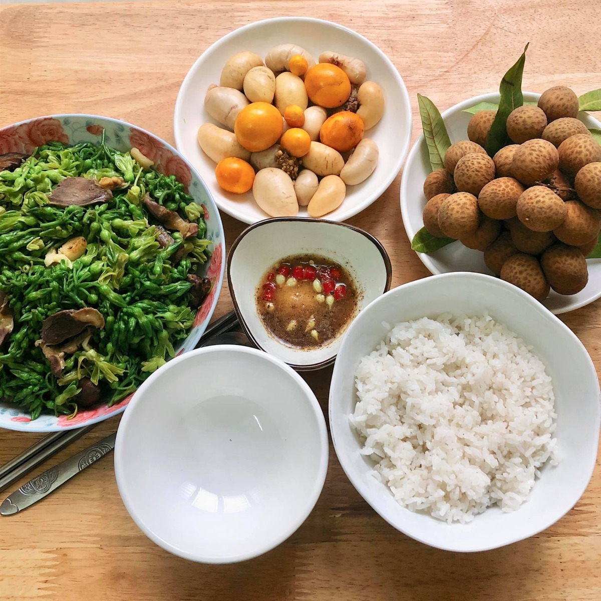Cơm cữ!!!

Tầm này năm trước mình đang ở cữ. Vì sinh bé đầu không có sữa nên quyết tâm gọi sữa về khi sinh bé thứ hai lên cao phơi phới. May mắn có bà nội và bà ngoại thay phiên chăm bé ngày đêm, cùng sự trợ giúp của chồng nên công việc chính của mình là ăn và kích sữa thôi ạ😜. 

Mình lên thực đơn, bà ngoại đi chợ mua đồ ăn mỗi ngày trước khi qua nhà giúp mình chăm e bé. Đây là một số mâm cơm cữ tự tay mình nấu theo sở thích và khẩu vị cá nhân gửi các mẹ tham khảo nhé. Chúc các mẹ có kì ở cữ thoải mái, vui vẻ gọi sữa thành công😘

Cre: Mẹ Hà Khờ
