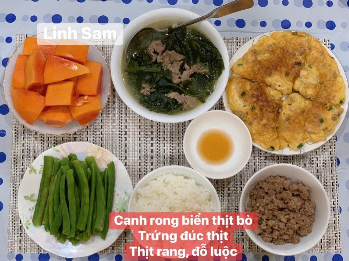 Ai bảo ở cữ là khổ nào. Em thấy ở cữ sướng lắm ấy, chả phải làm gì lại còn ăn ngon.

Em được cái may mắn là 2 lần đẻ xong đều từ viện về thẳng nhà mẹ đẻ ăn vạ. Ngày nào bà cũng đọc thực đơn hôm nay ăn gì cho lựa chọn cứ như đang ở viện. Bữa nào cũng thấy ngon mắt ngon miệng, nên làm hẳn quả album lưu lại để cho bà ngắm sản phẩm và sau này em còn có tư liệu chăm con gái con dâu. 

Quan điểm ở cữ của mẹ em là kiêng làm chứ ko kiêng ăn. Bà lại trong ngành Y nên tư tưởng ở cữ hơi bị tiên tiến. Ăn đa dạng, nghỉ ngơi đủ, tinh thần thoải mái thì sữa mới nhiều và chất lượng. Đẻ 2 lần em đều ko ăn móng heo hay chân dê chân chó, trộm vía sữa lúc nào cũng tràn trề cho con ti, mà mẹ ko hề mập mới sướng.

Quê em bà đẻ ko kiêng ăn tanh, chỉ kiêng đồ chua cay sống lạnh và rau cải thôi. Dù cả nhà đã chuyển khẩu lên thủ đô nhưng mẹ em vẫn thường xuyên về quê mua bán, trữ tủ đông ăn dần, tươi ngon bổ rẻ. Trước khi e sinh 2-3 tháng, mẹ cũng về liên tục để gom hàng chuẩn bị phục vụ cục nợ là em 🤣.

Nhà em mấy đời cơm cữ như này rồi, cả bà cả mẹ lẫn con về già vẫn khoẻ re, tới khi con ăn dặm xơi hải sản thoải mái hợp luôn ko cần nghe ngóng bụng dạ. Kiêng ăn kĩ quá sau mệt mẹ mệt con, cái chính là kiêng làm việc nặng và sớm, tránh đụng nước và gió máy để giữ gìn sức khoẻ về già còn hưởng thụ. Chứ em thấy nhiều mẹ kiêng ăn rõ kĩ do lo sợ bụng dạ yếu làm bản thân uể oải chán ăn và ko đủ chất, quan niệm ấy xưa rồi ạ.

Cre: Mẹ Linh Sam