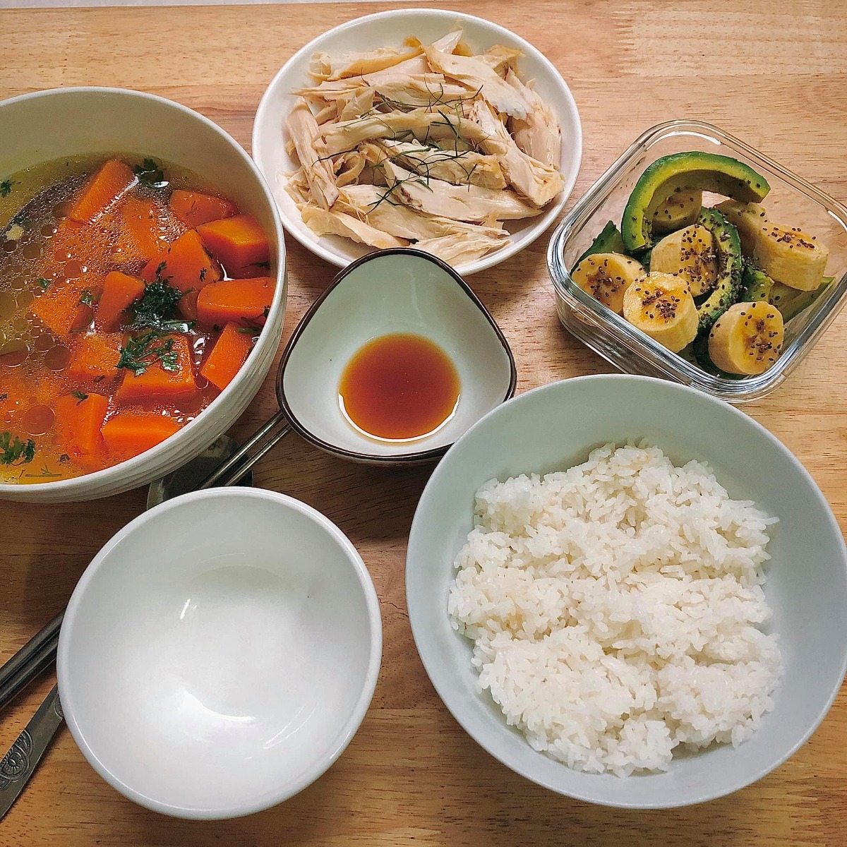 Cơm cữ!!!

Tầm này năm trước mình đang ở cữ. Vì sinh bé đầu không có sữa nên quyết tâm gọi sữa về khi sinh bé thứ hai lên cao phơi phới. May mắn có bà nội và bà ngoại thay phiên chăm bé ngày đêm, cùng sự trợ giúp của chồng nên công việc chính của mình là ăn và kích sữa thôi ạ😜. 

Mình lên thực đơn, bà ngoại đi chợ mua đồ ăn mỗi ngày trước khi qua nhà giúp mình chăm e bé. Đây là một số mâm cơm cữ tự tay mình nấu theo sở thích và khẩu vị cá nhân gửi các mẹ tham khảo nhé. Chúc các mẹ có kì ở cữ thoải mái, vui vẻ gọi sữa thành công😘

Cre: Mẹ Hà Khờ
