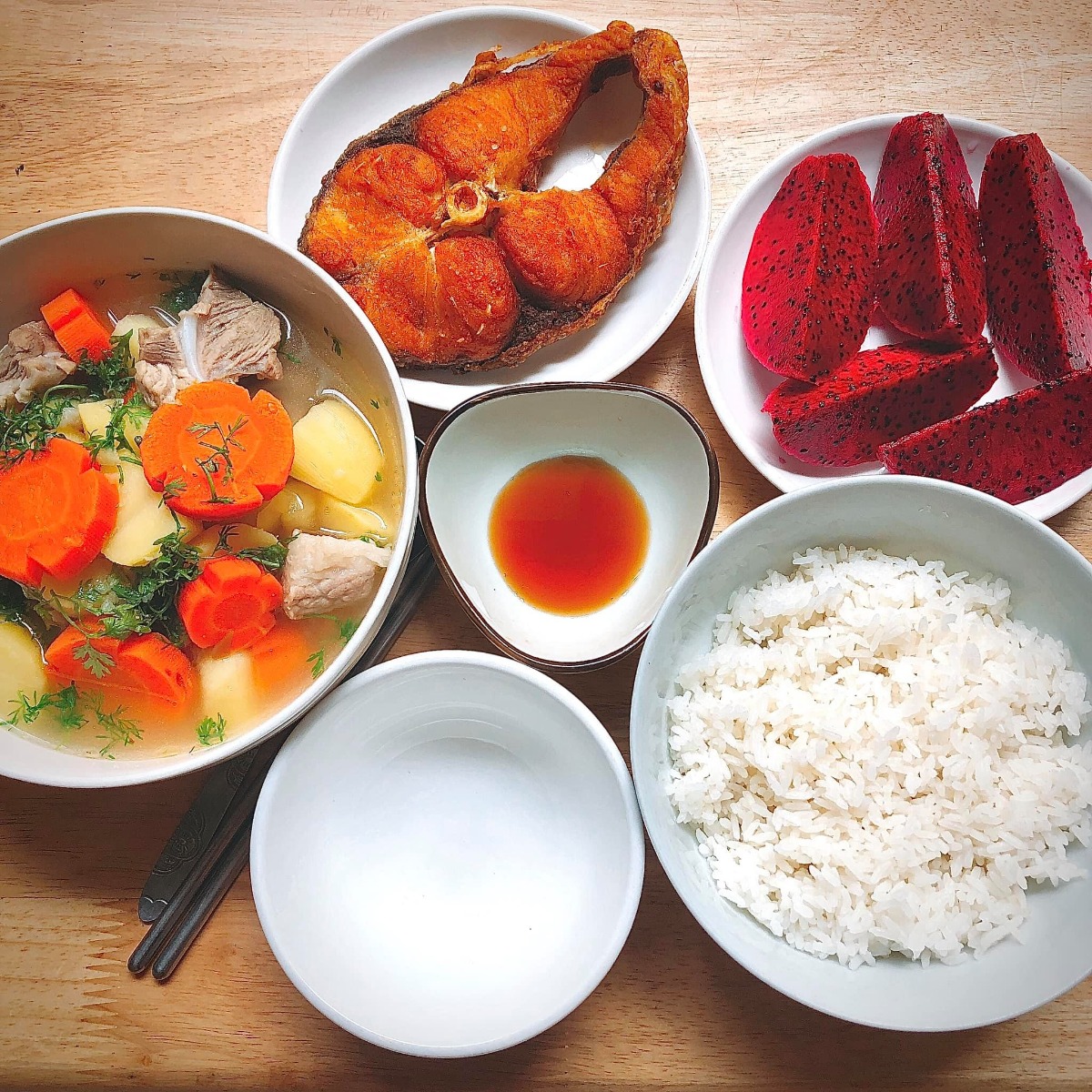 Cơm cữ!!!

Tầm này năm trước mình đang ở cữ. Vì sinh bé đầu không có sữa nên quyết tâm gọi sữa về khi sinh bé thứ hai lên cao phơi phới. May mắn có bà nội và bà ngoại thay phiên chăm bé ngày đêm, cùng sự trợ giúp của chồng nên công việc chính của mình là ăn và kích sữa thôi ạ😜. 

Mình lên thực đơn, bà ngoại đi chợ mua đồ ăn mỗi ngày trước khi qua nhà giúp mình chăm e bé. Đây là một số mâm cơm cữ tự tay mình nấu theo sở thích và khẩu vị cá nhân gửi các mẹ tham khảo nhé. Chúc các mẹ có kì ở cữ thoải mái, vui vẻ gọi sữa thành công😘

Cre: Mẹ Hà Khờ