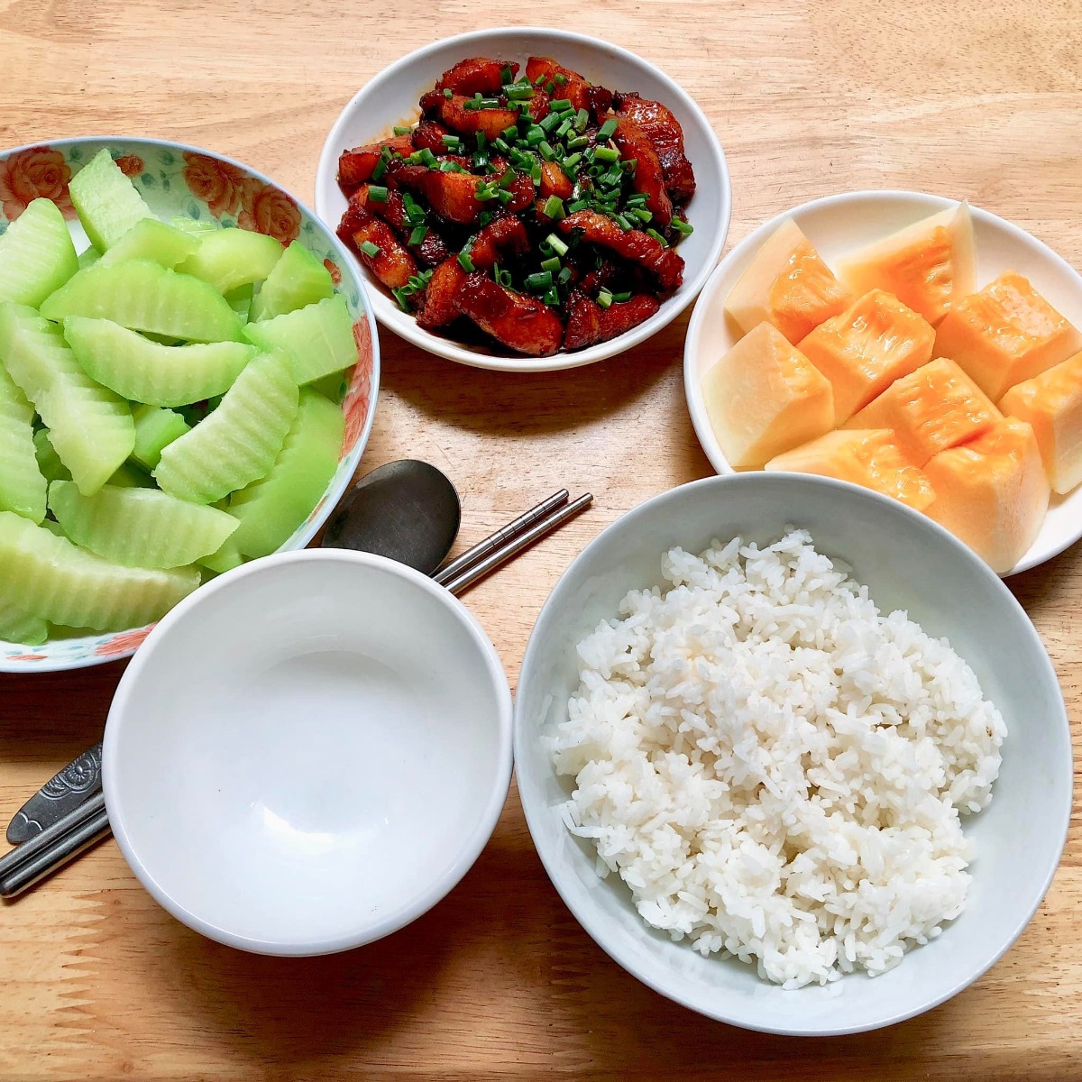 Cơm cữ!!!

Tầm này năm trước mình đang ở cữ. Vì sinh bé đầu không có sữa nên quyết tâm gọi sữa về khi sinh bé thứ hai lên cao phơi phới. May mắn có bà nội và bà ngoại thay phiên chăm bé ngày đêm, cùng sự trợ giúp của chồng nên công việc chính của mình là ăn và kích sữa thôi ạ😜. 

Mình lên thực đơn, bà ngoại đi chợ mua đồ ăn mỗi ngày trước khi qua nhà giúp mình chăm e bé. Đây là một số mâm cơm cữ tự tay mình nấu theo sở thích và khẩu vị cá nhân gửi các mẹ tham khảo nhé. Chúc các mẹ có kì ở cữ thoải mái, vui vẻ gọi sữa thành công😘

Cre: Mẹ Hà Khờ