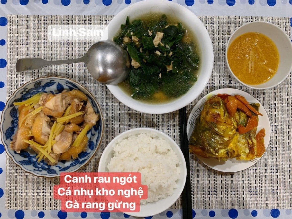 Ai bảo ở cữ là khổ nào. Em thấy ở cữ sướng lắm ấy, chả phải làm gì lại còn ăn ngon.

Em được cái may mắn là 2 lần đẻ xong đều từ viện về thẳng nhà mẹ đẻ ăn vạ. Ngày nào bà cũng đọc thực đơn hôm nay ăn gì cho lựa chọn cứ như đang ở viện. Bữa nào cũng thấy ngon mắt ngon miệng, nên làm hẳn quả album lưu lại để cho bà ngắm sản phẩm và sau này em còn có tư liệu chăm con gái con dâu. 

Quan điểm ở cữ của mẹ em là kiêng làm chứ ko kiêng ăn. Bà lại trong ngành Y nên tư tưởng ở cữ hơi bị tiên tiến. Ăn đa dạng, nghỉ ngơi đủ, tinh thần thoải mái thì sữa mới nhiều và chất lượng. Đẻ 2 lần em đều ko ăn móng heo hay chân dê chân chó, trộm vía sữa lúc nào cũng tràn trề cho con ti, mà mẹ ko hề mập mới sướng.

Quê em bà đẻ ko kiêng ăn tanh, chỉ kiêng đồ chua cay sống lạnh và rau cải thôi. Dù cả nhà đã chuyển khẩu lên thủ đô nhưng mẹ em vẫn thường xuyên về quê mua bán, trữ tủ đông ăn dần, tươi ngon bổ rẻ. Trước khi e sinh 2-3 tháng, mẹ cũng về liên tục để gom hàng chuẩn bị phục vụ cục nợ là em 🤣.

Nhà em mấy đời cơm cữ như này rồi, cả bà cả mẹ lẫn con về già vẫn khoẻ re, tới khi con ăn dặm xơi hải sản thoải mái hợp luôn ko cần nghe ngóng bụng dạ. Kiêng ăn kĩ quá sau mệt mẹ mệt con, cái chính là kiêng làm việc nặng và sớm, tránh đụng nước và gió máy để giữ gìn sức khoẻ về già còn hưởng thụ. Chứ em thấy nhiều mẹ kiêng ăn rõ kĩ do lo sợ bụng dạ yếu làm bản thân uể oải chán ăn và ko đủ chất, quan niệm ấy xưa rồi ạ.

Cre: Mẹ Linh Sam