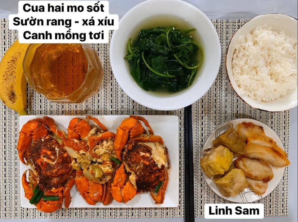 Ai bảo ở cữ là khổ nào. Em thấy ở cữ sướng lắm ấy, chả phải làm gì lại còn ăn ngon.

Em được cái may mắn là 2 lần đẻ xong đều từ viện về thẳng nhà mẹ đẻ ăn vạ. Ngày nào bà cũng đọc thực đơn hôm nay ăn gì cho lựa chọn cứ như đang ở viện. Bữa nào cũng thấy ngon mắt ngon miệng, nên làm hẳn quả album lưu lại để cho bà ngắm sản phẩm và sau này em còn có tư liệu chăm con gái con dâu. 

Quan điểm ở cữ của mẹ em là kiêng làm chứ ko kiêng ăn. Bà lại trong ngành Y nên tư tưởng ở cữ hơi bị tiên tiến. Ăn đa dạng, nghỉ ngơi đủ, tinh thần thoải mái thì sữa mới nhiều và chất lượng. Đẻ 2 lần em đều ko ăn móng heo hay chân dê chân chó, trộm vía sữa lúc nào cũng tràn trề cho con ti, mà mẹ ko hề mập mới sướng.

Quê em bà đẻ ko kiêng ăn tanh, chỉ kiêng đồ chua cay sống lạnh và rau cải thôi. Dù cả nhà đã chuyển khẩu lên thủ đô nhưng mẹ em vẫn thường xuyên về quê mua bán, trữ tủ đông ăn dần, tươi ngon bổ rẻ. Trước khi e sinh 2-3 tháng, mẹ cũng về liên tục để gom hàng chuẩn bị phục vụ cục nợ là em 🤣.

Nhà em mấy đời cơm cữ như này rồi, cả bà cả mẹ lẫn con về già vẫn khoẻ re, tới khi con ăn dặm xơi hải sản thoải mái hợp luôn ko cần nghe ngóng bụng dạ. Kiêng ăn kĩ quá sau mệt mẹ mệt con, cái chính là kiêng làm việc nặng và sớm, tránh đụng nước và gió máy để giữ gìn sức khoẻ về già còn hưởng thụ. Chứ em thấy nhiều mẹ kiêng ăn rõ kĩ do lo sợ bụng dạ yếu làm bản thân uể oải chán ăn và ko đủ chất, quan niệm ấy xưa rồi ạ.

Cre: Mẹ Linh Sam