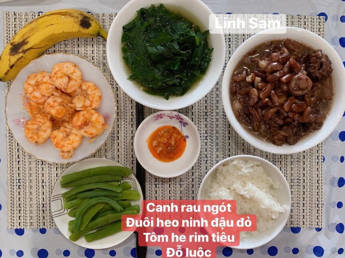 Ai bảo ở cữ là khổ nào. Em thấy ở cữ sướng lắm ấy, chả phải làm gì lại còn ăn ngon.

Em được cái may mắn là 2 lần đẻ xong đều từ viện về thẳng nhà mẹ đẻ ăn vạ. Ngày nào bà cũng đọc thực đơn hôm nay ăn gì cho lựa chọn cứ như đang ở viện. Bữa nào cũng thấy ngon mắt ngon miệng, nên làm hẳn quả album lưu lại để cho bà ngắm sản phẩm và sau này em còn có tư liệu chăm con gái con dâu. 

Quan điểm ở cữ của mẹ em là kiêng làm chứ ko kiêng ăn. Bà lại trong ngành Y nên tư tưởng ở cữ hơi bị tiên tiến. Ăn đa dạng, nghỉ ngơi đủ, tinh thần thoải mái thì sữa mới nhiều và chất lượng. Đẻ 2 lần em đều ko ăn móng heo hay chân dê chân chó, trộm vía sữa lúc nào cũng tràn trề cho con ti, mà mẹ ko hề mập mới sướng.

Quê em bà đẻ ko kiêng ăn tanh, chỉ kiêng đồ chua cay sống lạnh và rau cải thôi. Dù cả nhà đã chuyển khẩu lên thủ đô nhưng mẹ em vẫn thường xuyên về quê mua bán, trữ tủ đông ăn dần, tươi ngon bổ rẻ. Trước khi e sinh 2-3 tháng, mẹ cũng về liên tục để gom hàng chuẩn bị phục vụ cục nợ là em 🤣.

Nhà em mấy đời cơm cữ như này rồi, cả bà cả mẹ lẫn con về già vẫn khoẻ re, tới khi con ăn dặm xơi hải sản thoải mái hợp luôn ko cần nghe ngóng bụng dạ. Kiêng ăn kĩ quá sau mệt mẹ mệt con, cái chính là kiêng làm việc nặng và sớm, tránh đụng nước và gió máy để giữ gìn sức khoẻ về già còn hưởng thụ. Chứ em thấy nhiều mẹ kiêng ăn rõ kĩ do lo sợ bụng dạ yếu làm bản thân uể oải chán ăn và ko đủ chất, quan niệm ấy xưa rồi ạ.

Cre: Mẹ Linh Sam