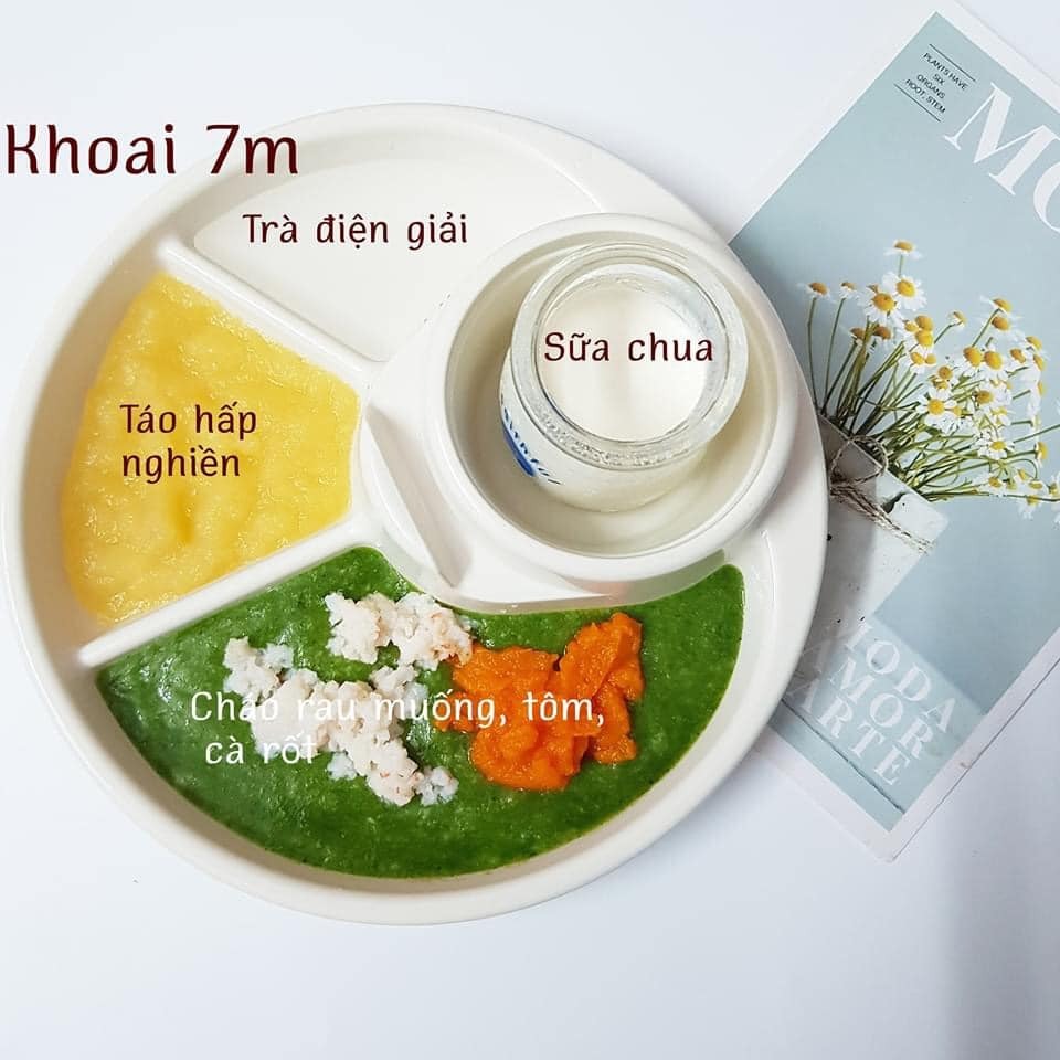 Hành trình ADKN kết hợp BLW.

Sang tháng thứ 7 mẹ cho ăn kết hợp chút xíu BLW nhưng em vẫn ăn ngon lành. Rau củ quả, thịt cá em đều ăn hết không chê món nào.

Chiều tối nào cũng ăn bánh mẹ làm nên kỹ năng ăn thô tốt hơn nhiều rồi. Biết cắn miếng nhỏ và nhai kỹ. Gặp hôm nào mẹ lười đi chợ thì nhà có gì ăn nấy. Có khi khát với lấy cả trà của mẹ ra uống luôn. 

Bước sang tháng thứ 8 mẹ cũng khá stress vì chịu nhiều ý kiến nhau. Nhưng mà mẹ biết làm thế nào để tốt nhất cho em. Tất nhiên mẹ sẽ không so sánh em với bất cứ em bé nào để tự tạo áp lực. 

Mẹ lưu lại đây những bữa ăn của Khoai để sau này Khoai biết đã hoàn thành cơm mẹ nấu như thế nào nhé .🙌

St: mẹ Khoai