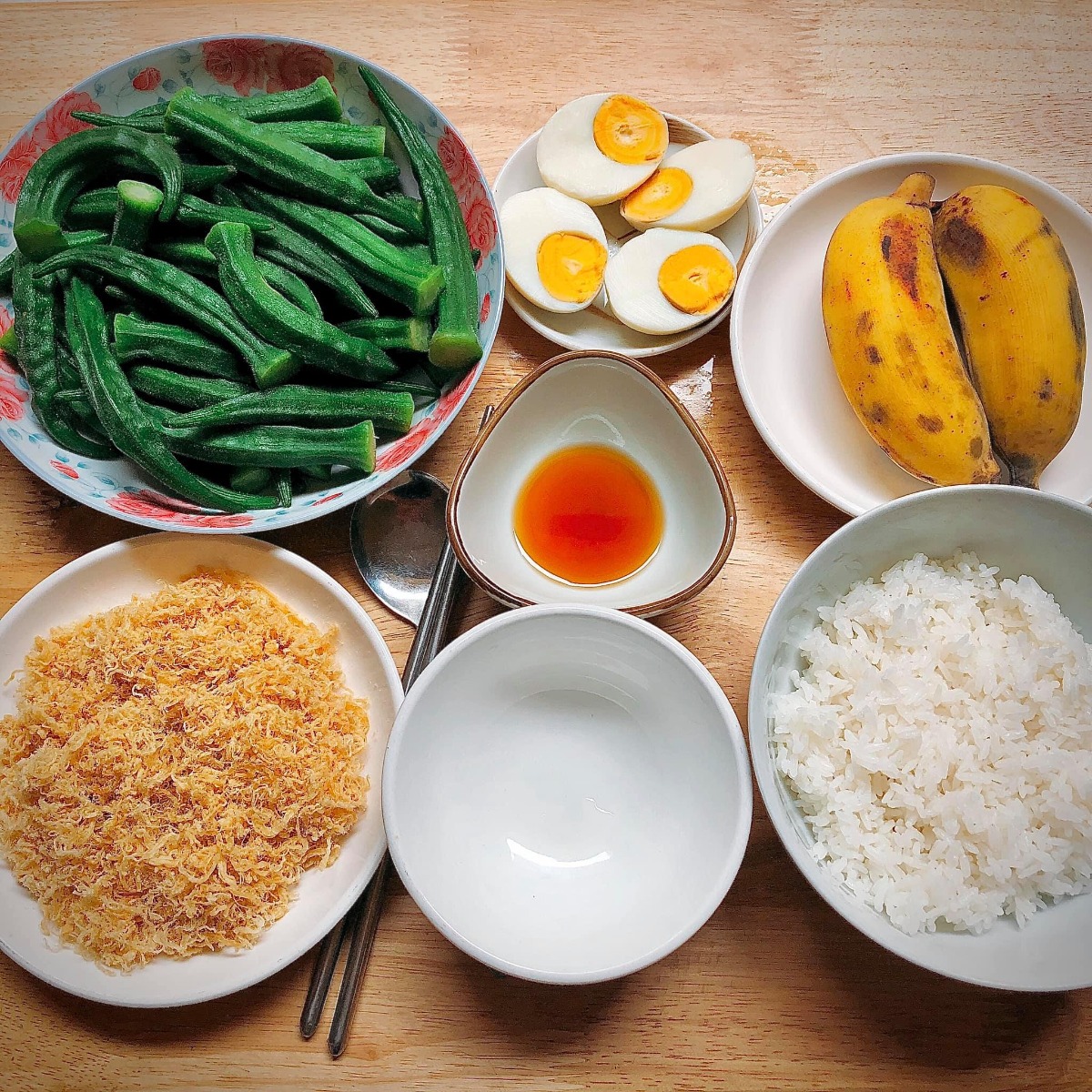 Cơm cữ!!!

Tầm này năm trước mình đang ở cữ. Vì sinh bé đầu không có sữa nên quyết tâm gọi sữa về khi sinh bé thứ hai lên cao phơi phới. May mắn có bà nội và bà ngoại thay phiên chăm bé ngày đêm, cùng sự trợ giúp của chồng nên công việc chính của mình là ăn và kích sữa thôi ạ😜. 

Mình lên thực đơn, bà ngoại đi chợ mua đồ ăn mỗi ngày trước khi qua nhà giúp mình chăm e bé. Đây là một số mâm cơm cữ tự tay mình nấu theo sở thích và khẩu vị cá nhân gửi các mẹ tham khảo nhé. Chúc các mẹ có kì ở cữ thoải mái, vui vẻ gọi sữa thành công😘

Cre: Mẹ Hà Khờ