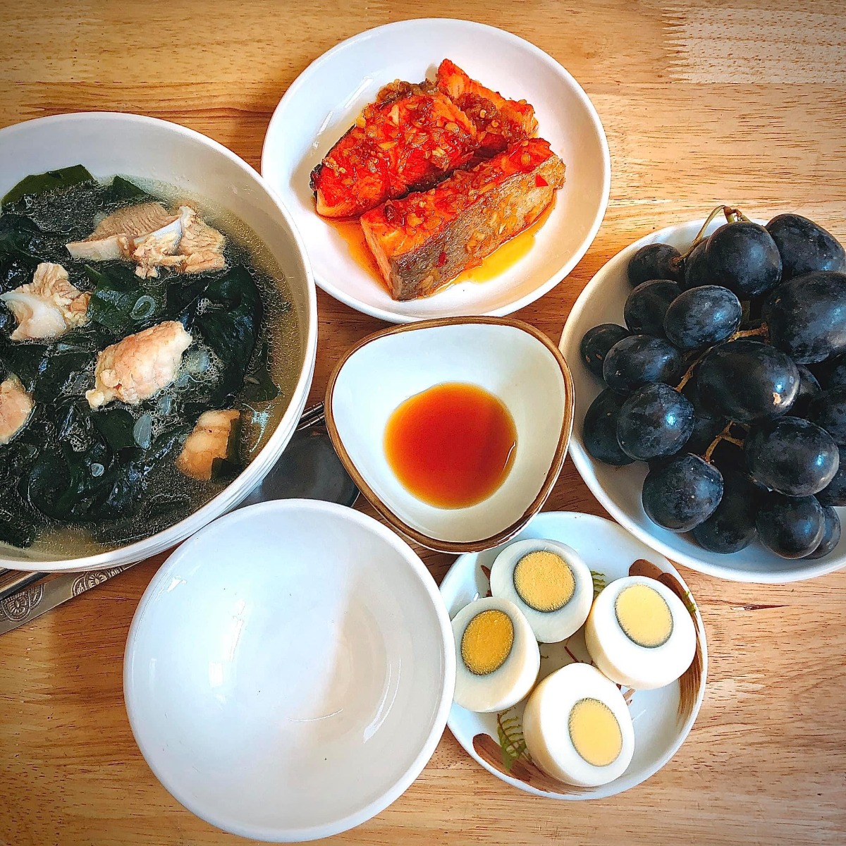 Cơm cữ!!!

Tầm này năm trước mình đang ở cữ. Vì sinh bé đầu không có sữa nên quyết tâm gọi sữa về khi sinh bé thứ hai lên cao phơi phới. May mắn có bà nội và bà ngoại thay phiên chăm bé ngày đêm, cùng sự trợ giúp của chồng nên công việc chính của mình là ăn và kích sữa thôi ạ😜. 

Mình lên thực đơn, bà ngoại đi chợ mua đồ ăn mỗi ngày trước khi qua nhà giúp mình chăm e bé. Đây là một số mâm cơm cữ tự tay mình nấu theo sở thích và khẩu vị cá nhân gửi các mẹ tham khảo nhé. Chúc các mẹ có kì ở cữ thoải mái, vui vẻ gọi sữa thành công😘

Cre: Mẹ Hà Khờ