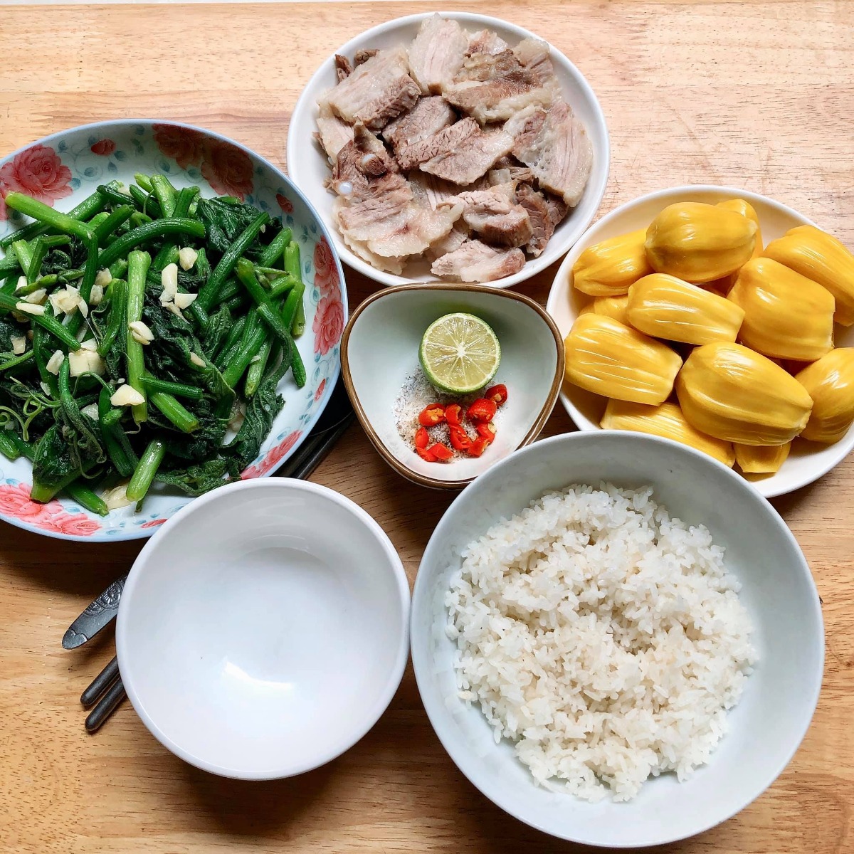 Cơm cữ!!!

Tầm này năm trước mình đang ở cữ. Vì sinh bé đầu không có sữa nên quyết tâm gọi sữa về khi sinh bé thứ hai lên cao phơi phới. May mắn có bà nội và bà ngoại thay phiên chăm bé ngày đêm, cùng sự trợ giúp của chồng nên công việc chính của mình là ăn và kích sữa thôi ạ😜. 

Mình lên thực đơn, bà ngoại đi chợ mua đồ ăn mỗi ngày trước khi qua nhà giúp mình chăm e bé. Đây là một số mâm cơm cữ tự tay mình nấu theo sở thích và khẩu vị cá nhân gửi các mẹ tham khảo nhé. Chúc các mẹ có kì ở cữ thoải mái, vui vẻ gọi sữa thành công😘

Cre: Mẹ Hà Khờ