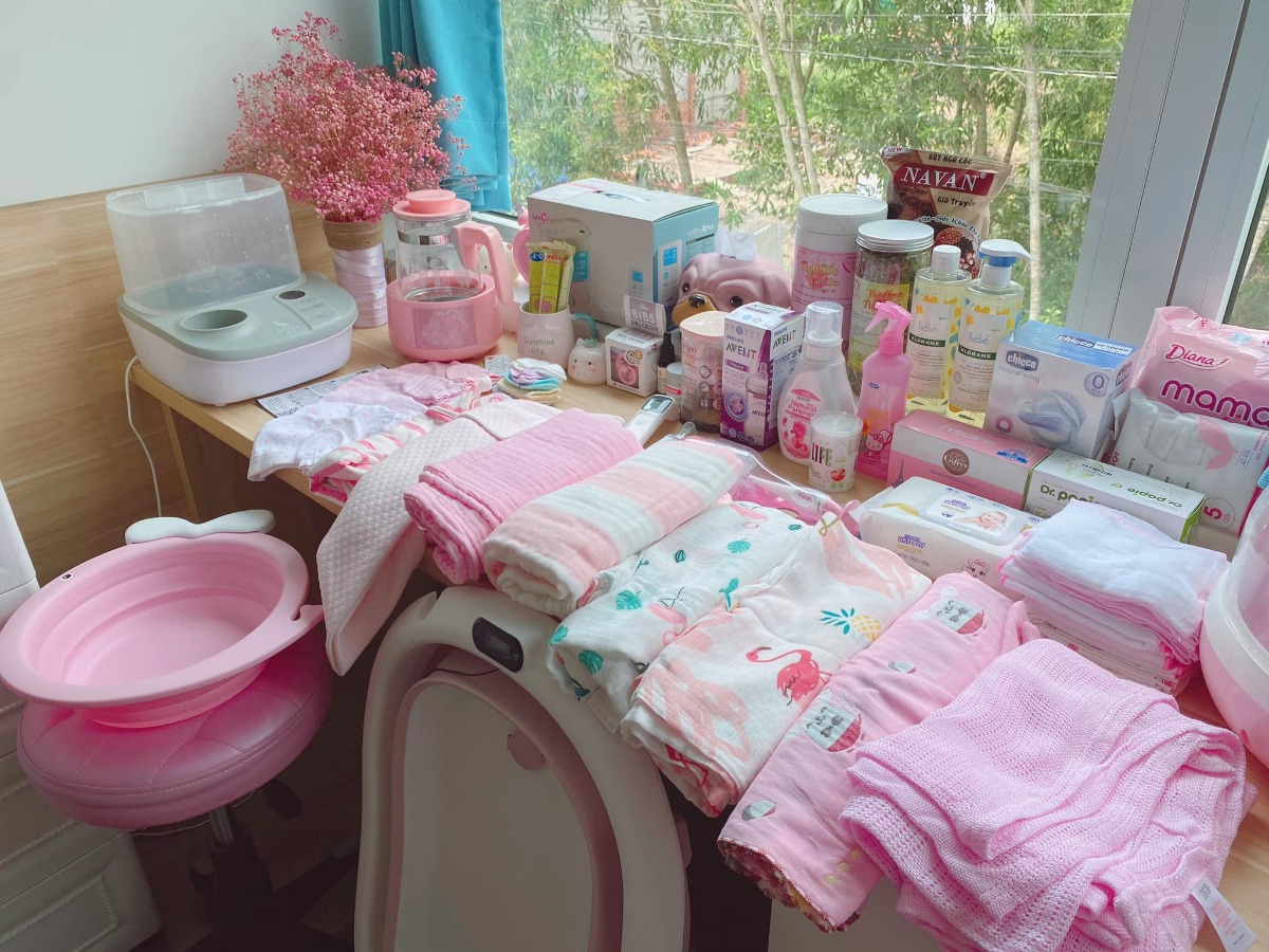 Cho mẹ con khoe gia tài cái nữa mẹ con đi đẻ nha mấy cô mấy dì 😆😆 
Nay mẹ con dọn dẹp chuẩn bị xong hết rồi 😍