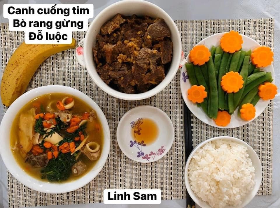 Ai bảo ở cữ là khổ nào. Em thấy ở cữ sướng lắm ấy, chả phải làm gì lại còn ăn ngon.

Em được cái may mắn là 2 lần đẻ xong đều từ viện về thẳng nhà mẹ đẻ ăn vạ. Ngày nào bà cũng đọc thực đơn hôm nay ăn gì cho lựa chọn cứ như đang ở viện. Bữa nào cũng thấy ngon mắt ngon miệng, nên làm hẳn quả album lưu lại để cho bà ngắm sản phẩm và sau này em còn có tư liệu chăm con gái con dâu. 

Quan điểm ở cữ của mẹ em là kiêng làm chứ ko kiêng ăn. Bà lại trong ngành Y nên tư tưởng ở cữ hơi bị tiên tiến. Ăn đa dạng, nghỉ ngơi đủ, tinh thần thoải mái thì sữa mới nhiều và chất lượng. Đẻ 2 lần em đều ko ăn móng heo hay chân dê chân chó, trộm vía sữa lúc nào cũng tràn trề cho con ti, mà mẹ ko hề mập mới sướng.

Quê em bà đẻ ko kiêng ăn tanh, chỉ kiêng đồ chua cay sống lạnh và rau cải thôi. Dù cả nhà đã chuyển khẩu lên thủ đô nhưng mẹ em vẫn thường xuyên về quê mua bán, trữ tủ đông ăn dần, tươi ngon bổ rẻ. Trước khi e sinh 2-3 tháng, mẹ cũng về liên tục để gom hàng chuẩn bị phục vụ cục nợ là em 🤣.

Nhà em mấy đời cơm cữ như này rồi, cả bà cả mẹ lẫn con về già vẫn khoẻ re, tới khi con ăn dặm xơi hải sản thoải mái hợp luôn ko cần nghe ngóng bụng dạ. Kiêng ăn kĩ quá sau mệt mẹ mệt con, cái chính là kiêng làm việc nặng và sớm, tránh đụng nước và gió máy để giữ gìn sức khoẻ về già còn hưởng thụ. Chứ em thấy nhiều mẹ kiêng ăn rõ kĩ do lo sợ bụng dạ yếu làm bản thân uể oải chán ăn và ko đủ chất, quan niệm ấy xưa rồi ạ.

Cre: Mẹ Linh Sam