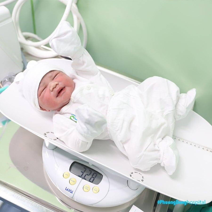 Bé con sinh thường 3.28kg, từ lúc đau đến lúc vào phòng sinh mất 2 tiếng, từ lúc vào phòng sinh đến lúc con oe oe là 10 phút ạ, Tvia mẹ k bị rách, k bị rạch gì nên sinh xong khỏe như chưa hề đẻ lun ạ…😂😂😂 Mẹ em bảo sinh con là trải nghiệm đắt giá nhất đời người mà em đẻ xong còn tưởng vẫn chưa đẻ… Đẻ k đau là có thật các mẹ ạ.