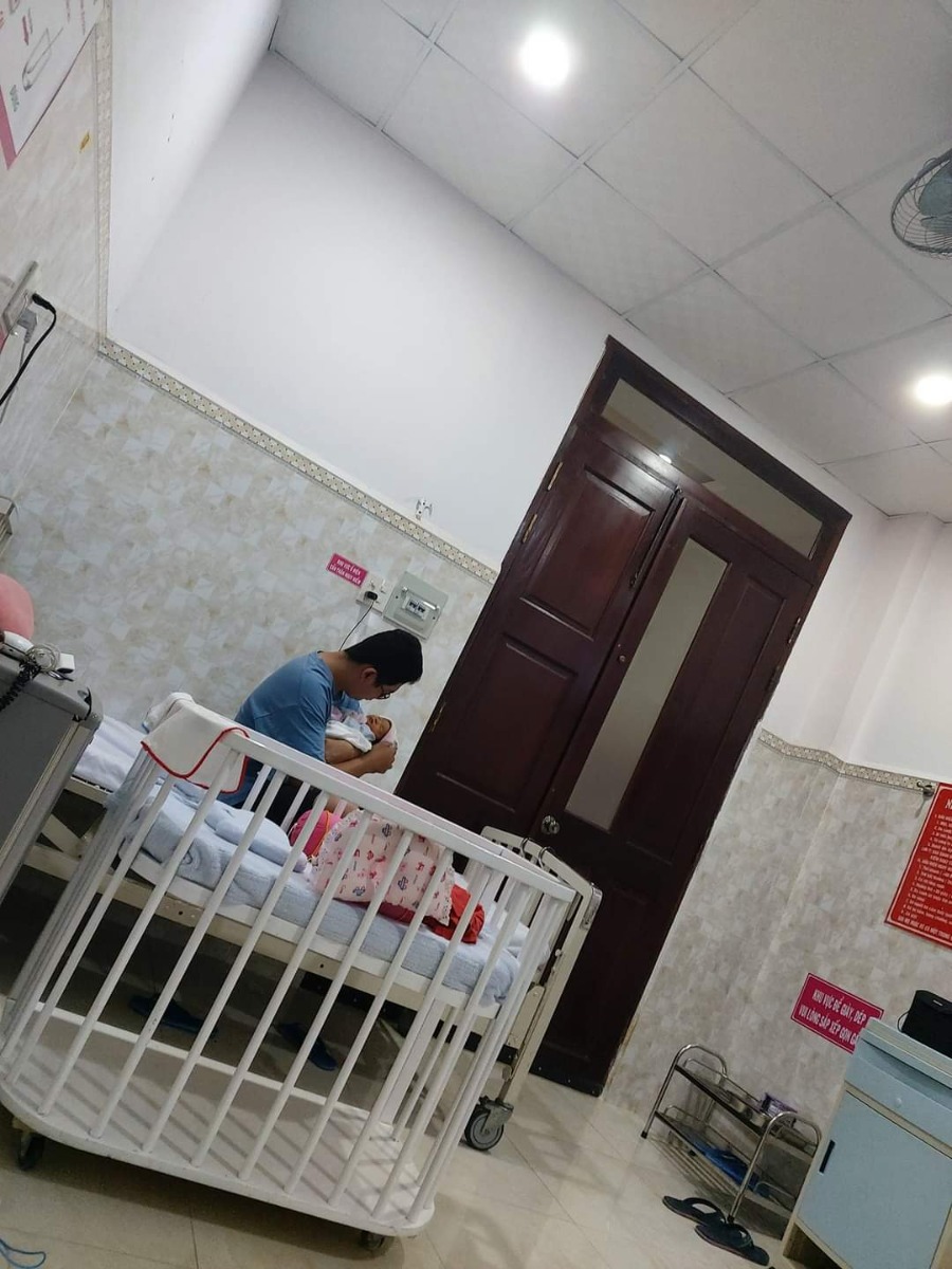 Em sinh bé thành công ở 38w2 ngày. Nay em chia sẻ với các mẹ đang stress vì tđtk để đỡ lo lắng hơn nhé.
Em phát hiện tđtk ở tuần 26. Trước đó e còn bị cường giáp nữa cơ. (Bệnh này là 1 dạng của bướu cổ, suy giáp nhưng khó chữa hơn. Ngta gọi bệnh này là bệnh "giả bộ" vì lúc nào người bệnh cũng bị mệt mỏi, dễ ngất xỉu, tim đập nhanh, hồi hộp. Vì vậy lúc mới bầu là mình phải xin nghỉ làm, ở nhà dưỡng thai luôn). 
Mình mang bầu cũng khá vất vả, lúc 10w thì bị dọa sẩy, phải nằm dưỡng 1 chỗ. Từ những tuần đầu tiên đến 4 tháng sau mình nghén kinh khủng. Ăn vào là ói, ngửi bất kì mùi gì cũng ói. Sáng 6h hay đêm 11h đều ói. Nhưng cứ ói lúc nào là phải ăn bổ sung vào để k bị đói sẽ ảnh hưởng đến con. 4-5 tháng đầu mình bị sụt 4 kí, ăn k nổi, thậm chí lên fb thấy hình ảnh đồ ăn là buồn nôn luôn được.
Sang tháng thứ 6 thì hết bị nghén, mình thèm ăn đủ thứ, nhất là cơm. Mỗi bữa mình ăn được những 4 bát cơm đầy, chưa tính canh rau, đạm. Ăn được vài ngày thì đi xét nghiệm phát hiện tđtk, thế là vừa hết nghén thì phải kiêng ăn luôn😭
Sang 32w thì phát hiện ít ối, bs bắt nhập viện cấp cứu, ngày truyền 2 chai nước biển, nằm viên 1w theo dõi tim thai và nước ối. 
Tiêm 4 mũi ttp, vẫn duy trì chế độ ăn kiêng, nhưng mãi nước ối k tăng mà còn giảm thêm, thế là mình liều 1 ngày uống 1 lít nước dừa chia làm 2 buổi. May mắn nước ối tăng về mức trung bình.
Đến tuần 36,37 đi khám thì con k tăng cân, cả 2 tuần mà con được có 2.6kg, bs bảo mua hộp sữa bầu tđtk về uống. Mình uống tăng cường sữa đấy với ăn thật nhiều đạm. Trộm vía sang 38w thì con lên 2,9kg-3kg. Nhưng nước ối lại giảm. 
Thế là mình nhập viện yêu cầu mổ sớm ở 38w2 ngày luôn. Trộm vía bé được 3,1kg, cả thai kì mẹ tăng 6kg. Hai mẹ con đều khỏe mạnh!
 Các mẹ ạ, cứ nghĩ đến con thì mình làm được hết. Các mẹ cứ phải cố gắng để đầu óc thoải mái lên, k tự tạo áp lực cho mình. 
Mình từ lúc biết bị tđtk lúc nào tự test đường thấy cao là lại lo sốt vó. Cứ 2w đi xét nghiệm lại tại bv thì đều thấy bs bảo ổn. Thế là mình dẹp máy đo tại nhà luôn. Cứ ăn uống theo chỉ dẫn của bs, nhưng đôi lúc cũng cho miệng đi chơi xa một chút!
Em chia sẻ một chút với các mẹ, mong các mẹ có một thai kì mạnh khỏe, mẹ tròn con vuông❤