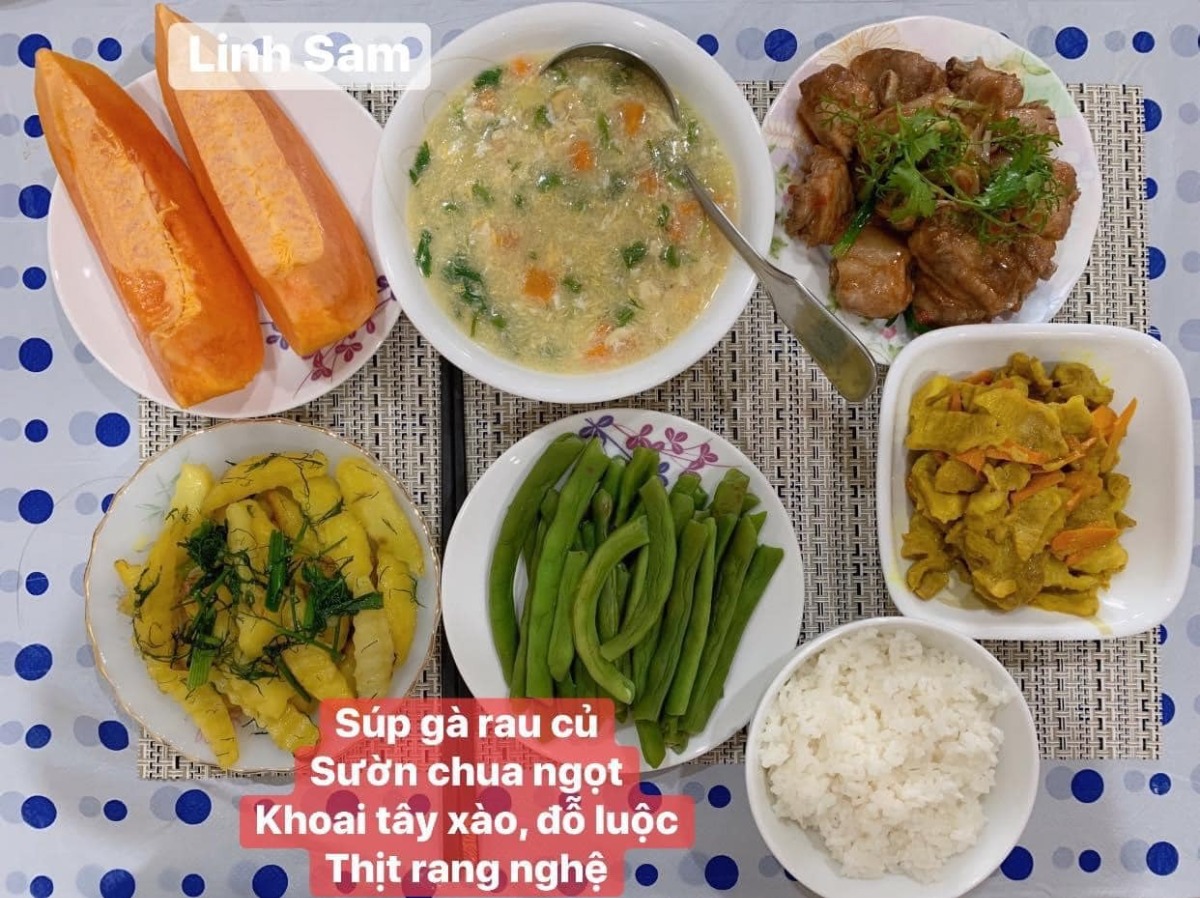 Ai bảo ở cữ là khổ nào. Em thấy ở cữ sướng lắm ấy, chả phải làm gì lại còn ăn ngon.

Em được cái may mắn là 2 lần đẻ xong đều từ viện về thẳng nhà mẹ đẻ ăn vạ. Ngày nào bà cũng đọc thực đơn hôm nay ăn gì cho lựa chọn cứ như đang ở viện. Bữa nào cũng thấy ngon mắt ngon miệng, nên làm hẳn quả album lưu lại để cho bà ngắm sản phẩm và sau này em còn có tư liệu chăm con gái con dâu. 

Quan điểm ở cữ của mẹ em là kiêng làm chứ ko kiêng ăn. Bà lại trong ngành Y nên tư tưởng ở cữ hơi bị tiên tiến. Ăn đa dạng, nghỉ ngơi đủ, tinh thần thoải mái thì sữa mới nhiều và chất lượng. Đẻ 2 lần em đều ko ăn móng heo hay chân dê chân chó, trộm vía sữa lúc nào cũng tràn trề cho con ti, mà mẹ ko hề mập mới sướng.

Quê em bà đẻ ko kiêng ăn tanh, chỉ kiêng đồ chua cay sống lạnh và rau cải thôi. Dù cả nhà đã chuyển khẩu lên thủ đô nhưng mẹ em vẫn thường xuyên về quê mua bán, trữ tủ đông ăn dần, tươi ngon bổ rẻ. Trước khi e sinh 2-3 tháng, mẹ cũng về liên tục để gom hàng chuẩn bị phục vụ cục nợ là em 🤣.

Nhà em mấy đời cơm cữ như này rồi, cả bà cả mẹ lẫn con về già vẫn khoẻ re, tới khi con ăn dặm xơi hải sản thoải mái hợp luôn ko cần nghe ngóng bụng dạ. Kiêng ăn kĩ quá sau mệt mẹ mệt con, cái chính là kiêng làm việc nặng và sớm, tránh đụng nước và gió máy để giữ gìn sức khoẻ về già còn hưởng thụ. Chứ em thấy nhiều mẹ kiêng ăn rõ kĩ do lo sợ bụng dạ yếu làm bản thân uể oải chán ăn và ko đủ chất, quan niệm ấy xưa rồi ạ.

Cre: Mẹ Linh Sam