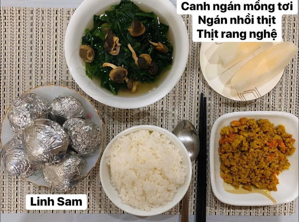 Ai bảo ở cữ là khổ nào. Em thấy ở cữ sướng lắm ấy, chả phải làm gì lại còn ăn ngon.

Em được cái may mắn là 2 lần đẻ xong đều từ viện về thẳng nhà mẹ đẻ ăn vạ. Ngày nào bà cũng đọc thực đơn hôm nay ăn gì cho lựa chọn cứ như đang ở viện. Bữa nào cũng thấy ngon mắt ngon miệng, nên làm hẳn quả album lưu lại để cho bà ngắm sản phẩm và sau này em còn có tư liệu chăm con gái con dâu. 

Quan điểm ở cữ của mẹ em là kiêng làm chứ ko kiêng ăn. Bà lại trong ngành Y nên tư tưởng ở cữ hơi bị tiên tiến. Ăn đa dạng, nghỉ ngơi đủ, tinh thần thoải mái thì sữa mới nhiều và chất lượng. Đẻ 2 lần em đều ko ăn móng heo hay chân dê chân chó, trộm vía sữa lúc nào cũng tràn trề cho con ti, mà mẹ ko hề mập mới sướng.

Quê em bà đẻ ko kiêng ăn tanh, chỉ kiêng đồ chua cay sống lạnh và rau cải thôi. Dù cả nhà đã chuyển khẩu lên thủ đô nhưng mẹ em vẫn thường xuyên về quê mua bán, trữ tủ đông ăn dần, tươi ngon bổ rẻ. Trước khi e sinh 2-3 tháng, mẹ cũng về liên tục để gom hàng chuẩn bị phục vụ cục nợ là em 🤣.

Nhà em mấy đời cơm cữ như này rồi, cả bà cả mẹ lẫn con về già vẫn khoẻ re, tới khi con ăn dặm xơi hải sản thoải mái hợp luôn ko cần nghe ngóng bụng dạ. Kiêng ăn kĩ quá sau mệt mẹ mệt con, cái chính là kiêng làm việc nặng và sớm, tránh đụng nước và gió máy để giữ gìn sức khoẻ về già còn hưởng thụ. Chứ em thấy nhiều mẹ kiêng ăn rõ kĩ do lo sợ bụng dạ yếu làm bản thân uể oải chán ăn và ko đủ chất, quan niệm ấy xưa rồi ạ.

Cre: Mẹ Linh Sam