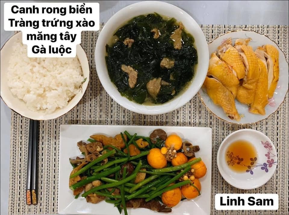 Ai bảo ở cữ là khổ nào. Em thấy ở cữ sướng lắm ấy, chả phải làm gì lại còn ăn ngon.

Em được cái may mắn là 2 lần đẻ xong đều từ viện về thẳng nhà mẹ đẻ ăn vạ. Ngày nào bà cũng đọc thực đơn hôm nay ăn gì cho lựa chọn cứ như đang ở viện. Bữa nào cũng thấy ngon mắt ngon miệng, nên làm hẳn quả album lưu lại để cho bà ngắm sản phẩm và sau này em còn có tư liệu chăm con gái con dâu. 

Quan điểm ở cữ của mẹ em là kiêng làm chứ ko kiêng ăn. Bà lại trong ngành Y nên tư tưởng ở cữ hơi bị tiên tiến. Ăn đa dạng, nghỉ ngơi đủ, tinh thần thoải mái thì sữa mới nhiều và chất lượng. Đẻ 2 lần em đều ko ăn móng heo hay chân dê chân chó, trộm vía sữa lúc nào cũng tràn trề cho con ti, mà mẹ ko hề mập mới sướng.

Quê em bà đẻ ko kiêng ăn tanh, chỉ kiêng đồ chua cay sống lạnh và rau cải thôi. Dù cả nhà đã chuyển khẩu lên thủ đô nhưng mẹ em vẫn thường xuyên về quê mua bán, trữ tủ đông ăn dần, tươi ngon bổ rẻ. Trước khi e sinh 2-3 tháng, mẹ cũng về liên tục để gom hàng chuẩn bị phục vụ cục nợ là em 🤣.

Nhà em mấy đời cơm cữ như này rồi, cả bà cả mẹ lẫn con về già vẫn khoẻ re, tới khi con ăn dặm xơi hải sản thoải mái hợp luôn ko cần nghe ngóng bụng dạ. Kiêng ăn kĩ quá sau mệt mẹ mệt con, cái chính là kiêng làm việc nặng và sớm, tránh đụng nước và gió máy để giữ gìn sức khoẻ về già còn hưởng thụ. Chứ em thấy nhiều mẹ kiêng ăn rõ kĩ do lo sợ bụng dạ yếu làm bản thân uể oải chán ăn và ko đủ chất, quan niệm ấy xưa rồi ạ.

Cre: Mẹ Linh Sam