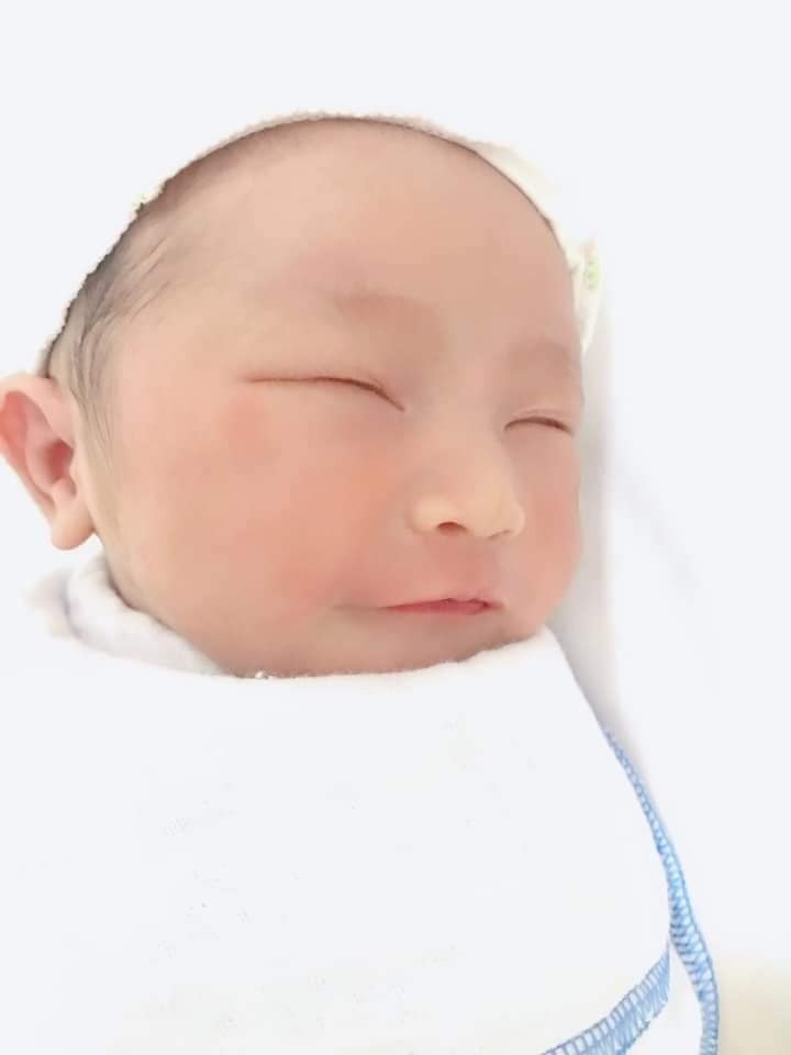 2 con 🐭🐭🐭🐭🐭 cảm ơn Mamibabi ạ
Ra đời lúc 37w tròn.1bạn được 3kg.bạn a 2kg9.
Sáng bố con mua cho cái bánh mì chấm sữa😂😂😂.
Ăn hết cái bánh mì.
1lúc sau cứ thấy 2 bạn ý gò mà đau cứng bụng.
Mẹ cháu cũng chưa nghĩ là chuyển dạ đâu.
Sau lúc cứ thấy gò cứng.bụng lại nhẩm nhẩm đau.
Xong cứ đi vệ sinh nhẹ liên tục😄😄😄.
Lúc sau ra tí nút nhầy.
Mẹ còn bảo hoan hãy ra.
😂😂😂
Đợi mùng 2)10 hãy ra.
Vì hôm nay mới có 27)9 âm😄😄😄
Bố cháu còn tung tăng đi chơi mẹ cháu còn k gọi đc cơ.
Đau bụng quá gọi a zai cả mới 5tuổi đi gọi bố cũng k thấy 🙈🙈🙈.
Mẹ cháu biết là chuyển dạ cố đi lấy quần áo đi thay.
May có a trai ck lên.bảo a ơi a tìm bố nó về cho e với.
A ck về chạy lên tầng hót sáo tìm vk😁😁😁.
Mẹ cháu bảo gọi taxi đi viện ngay.
Lên đến viện phụ sản tb.đau không đi được.
May có ng quen lấy xe đẩy đun đi siêu âm.
Mẹ cháu bảo bác siêu nhanh không mẹ cháu buồn đẻ lắm rồi😂😂😂😂.
Siêu âm khám trong xong mở 6.7phân.
Mà thai đôi nằm ngược.
Nên bác sĩ bảo mổ ngay.khi không kịp lấy nước tiểu.vào phòng sát khuẩn mổ ngay khi mẹ cháu chuyển dạ mới đc 1 tiếng😄😄😄😄.trộm vía 2 con ngoan lắm ạ.
Mổ nhanh quá.mọi người còn bất ngờ.😄😄😄😄.