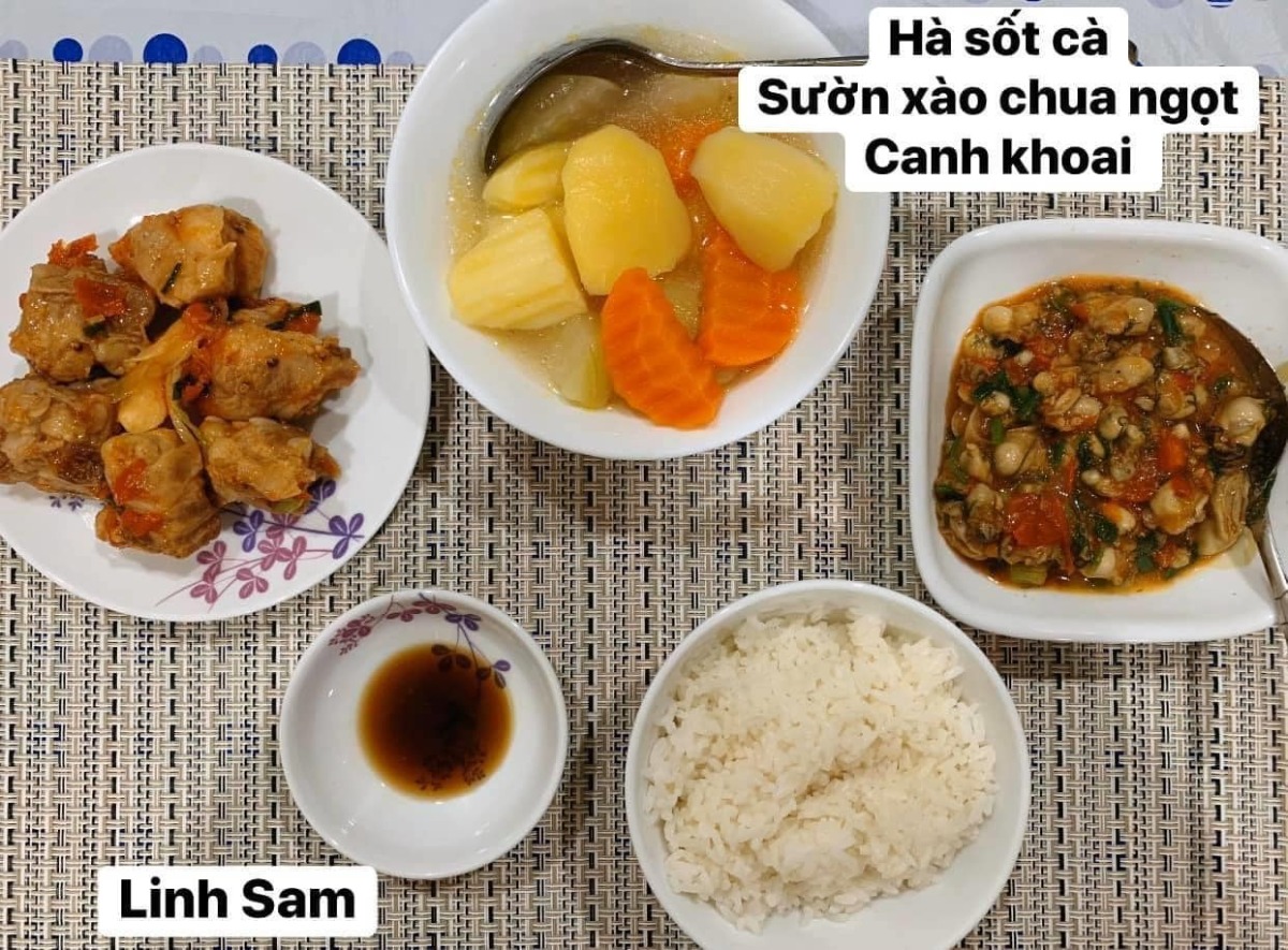 Ai bảo ở cữ là khổ nào. Em thấy ở cữ sướng lắm ấy, chả phải làm gì lại còn ăn ngon.

Em được cái may mắn là 2 lần đẻ xong đều từ viện về thẳng nhà mẹ đẻ ăn vạ. Ngày nào bà cũng đọc thực đơn hôm nay ăn gì cho lựa chọn cứ như đang ở viện. Bữa nào cũng thấy ngon mắt ngon miệng, nên làm hẳn quả album lưu lại để cho bà ngắm sản phẩm và sau này em còn có tư liệu chăm con gái con dâu. 

Quan điểm ở cữ của mẹ em là kiêng làm chứ ko kiêng ăn. Bà lại trong ngành Y nên tư tưởng ở cữ hơi bị tiên tiến. Ăn đa dạng, nghỉ ngơi đủ, tinh thần thoải mái thì sữa mới nhiều và chất lượng. Đẻ 2 lần em đều ko ăn móng heo hay chân dê chân chó, trộm vía sữa lúc nào cũng tràn trề cho con ti, mà mẹ ko hề mập mới sướng.

Quê em bà đẻ ko kiêng ăn tanh, chỉ kiêng đồ chua cay sống lạnh và rau cải thôi. Dù cả nhà đã chuyển khẩu lên thủ đô nhưng mẹ em vẫn thường xuyên về quê mua bán, trữ tủ đông ăn dần, tươi ngon bổ rẻ. Trước khi e sinh 2-3 tháng, mẹ cũng về liên tục để gom hàng chuẩn bị phục vụ cục nợ là em 🤣.

Nhà em mấy đời cơm cữ như này rồi, cả bà cả mẹ lẫn con về già vẫn khoẻ re, tới khi con ăn dặm xơi hải sản thoải mái hợp luôn ko cần nghe ngóng bụng dạ. Kiêng ăn kĩ quá sau mệt mẹ mệt con, cái chính là kiêng làm việc nặng và sớm, tránh đụng nước và gió máy để giữ gìn sức khoẻ về già còn hưởng thụ. Chứ em thấy nhiều mẹ kiêng ăn rõ kĩ do lo sợ bụng dạ yếu làm bản thân uể oải chán ăn và ko đủ chất, quan niệm ấy xưa rồi ạ.

Cre: Mẹ Linh Sam