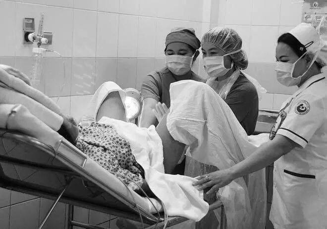 Sau khi nằm 2 tiếng trong phòng sau sinh,được bác sĩ đẩy ra ngoài,câu đầu tiên tôi được nghe từ chồng :" đến giờ còn chưa được ngủ tý nào đây!"

Nếu ai đã đọc thì nên đọc cho hết nhé . Xin cảm ơn!

Trước khi đọc, tôi cũng phải nhấn mạnh là, trường hợp phía dưới bài viết này, không phải là tất cả. Kể cả với chính tôi. Các ông chồng, câu chuyện này là dịch, trên mạng, không phải tôi viết hay bịa ra.

Trước tiên, về mặt sinh lí, người phụ nữ phải trải qua một cơn đau thập tử nhất sinh.

Tôi đã từng hỏi rất nhiều người phụ nữ trải qua sinh nở, họ đều nói, sinh thường đau đến cỡ nào, đau cỡ bác sĩ dùng dao rạch tầng sinh môn mà không dùng đến thuốc tê bởi vì những cơn đau khi sinh đã vượt qua nỗi đau đớn cắt da cắt thịt kia rồi.

Còn sinh mổ đau đến cỡ nào? Bạn bước ra từ phòng mổ, trên bụng có một vết sẹo dài đến mười mấy phân, khi hết thuốc tê chỉ cần hơi cử động đã đau buốt ruột gan. Đi vệ sinh hai chân đều không ngừng run rẩy, đi tiểu được một nửa phải dừng lại một lát, hít thở sâu mới có thể đi tiếp.

Nằm trên bàn mổ, đèn bật sáng, được tiêm một liều thuốc tê nửa thân dưới, sản phụ hoàn toàn có ý thức, mắt mở đăm đăm cảm nhận được bác sĩ dùng dao, rạch từng lớp từng lớp da bụng, rạch tử cung để đưa đứa bé ra ngoài. Giống như một linh kiện điện tử bị tháo ra, sau đó lại được ráp lại.

Lúc này, cái phụ nữ cần chính là sự nhẫn nại, dịu dàng vô điều kiện của chồng bên cạnh, hiểu được sự đau đớn và cô đơn của vợ khi vượt cạn.

Thế nhưng có những người chồng lại không làm được.

Đến hai bệnh viện sản nổi tiếng ở thủ đô, chúng tôi đứng ở ngoài cửa phòng sinh, quan sát xem khi người vợ đang đau đớn sinh con thì các ông chồng đang làm gì.

Thì ra những tình tiết như ngôn tình trên phim đều là bịa đặt. Trong phim, khi sản phụ ở trong phòng sinh, người chồng ở bên ngoài vô cùng nóng ruột, vò đầu bứt tai, đi qua đi lại, thi thoảng lại ngóng qua tấm cửa kính nhìn vào phòng sinh. Chỉ cần có một chút động tĩnh là lập tức xông lên hỏi y tá, vợ tôi thế nào rồi, cô ấy có làm sao không?

Hiện thực hoá ra phũ phàng hơn rất nhiều, hành động nôn nóng đó không phải của chồng mà là của bố mẹ sản phụ. Họ một giây cũng không ngồi yên, đứng trước cửa phòng sinh, căng thẳng chờ đợi.

Còn đại đa số các ông chồng, đều ngồi trên ghế, căng thẳng ….. chơi game. Có người ngồi trên ghế chơi điện thoại, có người còn trực tiếp đứng trước cửa thang máy, đơn giản vì ở đó có ổ cắm sạc điện thoại.

Tôi nhìn thấy một anh chàng béo đứng trước phòng chờ sinh gọi điện thoại cho vợ.

Anh ta nói:

” Alo,

Em nằm ở giường nào, giường số 12 hả?

Em mau hỏi bác sĩ xem anh và mẹ đợi em ở trước phòng sinh hay là về nhà đợi?

Dù sao cũng chẳng biết em khi nào mới sinh, cả nhà lại không được vào.

Anh đưa mẹ xuống lầu đi ăn cơm, có chuyện gì em nhờ y tá đi. Lát có gì gọi cho anh”.

Điện thoại còn chưa cúp, đã thấy anh ta và mẹ gấp rút lao đến trước cửa thang máy, kịp thời chen vào cánh cửa thang máy còn chưa kịp đóng lại. Tôi chưa từng gặp một người béo nào lại chạy nhanh như thế.

Tỉ mỉ quan sát, tôi phát hiện ra khi ngồi đợi sinh, trang bị của người nhà cũng không giống nhau.

Đàn ông đợi vợ, vật tuỳ thân gồm có: điện thoại, ví tiền, thuốc lá, nước, sạc dự phòng…

Còn mẹ đợi con gái sinh, vật đem theo lại là quần áo, khăn, đồ ăn, canh nóng, nước sôi…

Chúng tôi còn nhìn thấy một màn, khi người mẹ còn nằm trong phòng mổ, đứa trẻ được đưa ra ngoài trước.

Chồng và mẹ chồng lập tức vui mừng lao đến, đem theo điện thoại quay phim, chụp ảnh cả một đoạn hành lang,
âu yếm gọi con:” Con yêu, nhìn bố, cười một cái nào…”

Chụp ảnh cả nửa ngày mới nghĩ ra, hình như quên mất chuyện gì đó. Lúc này mới hỏi:” Thế vợ tôi đâu rồi?”

Khi phỏng vấn một bác sĩ nổi tiếng của bệnh viện sản, cô ấy nói có một chuyện làm cô ấy có ấn tượng rất sâu, vào mùa đông, đúng ca trực của cô ấy, có một người phụ nữ vừa sinh xong. Chồng và gia đình chồng lập tức chạy đi chụp ảnh đứa bé, còn hỏi mật mã wifi để đăng lên mạng xã hội.

Sản phụ một mình nằm trên chiếc giường trong phòng hồi sức. Lúc ấy trời rất lạnh, người phụ nữ đó không ngừng run rẩy. Bố của sản phụ lập tức cởi áo ngoài ra đắp cho cô ấy. Người ông ấy rất gầy, bên trong mặc độc một chiếc áo cộc tay.

Còn người chồng, vừa cao vừa to, mặc áo len áo khoác lại không hề nghĩ đến chuyện nên làm chút gì đó cho vợ mình.

Thực sự, một người đàn ông yêu hay không yêu bạn, chỉ có đến khoa sản mới biết. Khoa sản là nơi có thể nhìn ra được thứ tự quan trọng nhất trong lòng người đàn ông.

Rốt cuộc là vợ quan trọng hay con quan trọng?

Một bác sĩ nói, cô ấy làm việc đã 10 năm, đỡ đẻ cho khoảng trên 1000 đứa trẻ. Chỉ có một người đàn ông, trong quá trình chờ sinh rớt nước mắt nhờ cô ấy, bác sĩ, làm ơn giúp vợ tôi đỡ đau đớn đi một chút có được không?

Có rất nhiều người chồng, rất nhiều bà mẹ chồng, điều họ quan tâm nhất chỉ là trong quá trình sinh, làm thế nào mới tốt cho đứa trẻ.

Ví dụ như có những người nghe nói tiêm thuốc giảm đau không tốt cho đứa trẻ, thế là họ hỏi bác sĩ, không tiêm có được không?
Giữa vợ và con, có những người chồng sẽ chọn con?

Vậy rốt cuộc vợ và tiền cái nào quan trọng?

Có người sẽ chọn tiền.

Ví dụ như nghe bác sĩ nói, tiêm thuốc gây tê màng cứng là chi phí phát sinh, không nằm trong diện bảo hiểm, nghe xong giá tiền, có người sẽ ngập ngừng hỏi vợ, em có chịu đau được không?

Hoặc ví dụ, sinh mổ đắt hơn sinh thường, có người chồng sẽ nói, em cố một chút, chúng ta không mất tiền oan.

Đối với họ, cảm giác của vợ, sự đau đớn của vợ đều không đáng giá.

Vậy rốt cuộc vợ quan trọng hay mẹ họ quan trọng hơn?

Trường hợp khoa sản thường gặp nhất là có lúc, người vợ đau quá muốn sinh mổ, người chồng vốn đã mềm lòng chuẩn bị kí cam kết. Kết quả mẹ chồng nói, vẫn là sinh thường tốt cho đứa trẻ, hơn nữa trong vòng hai năm có thể sinh tiếp, cố đẻ thường đi.

Chồng lập tức liền buông giáp đầu hàng, nghe lời mẹ, điều này làm người vợ vô cùng tuyệt vọng.

Có lúc người vợ đau vô cùng, không chịu được rên la to tiếng, chồng vốn dĩ cũng rất thương xót vợ.

Kết quả mẹ chồng bên cạnh nói, đau đến thế hay sao, mẹ ngày xưa vừa sinh đã lập tức ra đồng, con gái bây giờ tiểu thư quá.
Chồng lập tức nói theo, cũng phải, đàn bà ai cũng phải đẻ, có phải mình em biết đẻ đâu. Những lời này tính sát thương còn hơn cả bị trúng một đao.

Suy cho cùng, đàn ông làm như vậy, khiến phụ nữ buồn là vì họ không hề xem vợ là người thân yêu nhất, thậm chí còn không xem vợ là người một nhà. Em xem anh là chồng, anh lại chỉ xem em là máy đẻ. Và máy đẻ thì không biết đau.

Khi mới kết hôn, đàn ông ai cũng thề non hẹn biển, bất kể ốm đau hay khoẻ mạnh, giàu có hay nghèo khó, đều sẽ vĩnh viễn yêu, tôn trọng, bảo vệ cô ấy suốt đời… Mấy lời này trong thời khắc vợ sinh con, rất nhiều người dường như đã quên sạch sẽ.
Chỉ có lúc sinh con, phụ nữ mới có thể nhìn ra được con người thật của chồng mình.

Hoá ra không phải hôn nhân, phòng sinh mới là nấm mồ của tình yêu. Và giá như người đàn ông nào cũng nếm thử nỗi đau đớn của vợ, có lẽ sẽ không còn những người mẹ trầm cảm
Tóm lại, đọc để biết đi các ông, nếu còn chưa thương vợ lắm!

Nguồn: Kim Ngọc