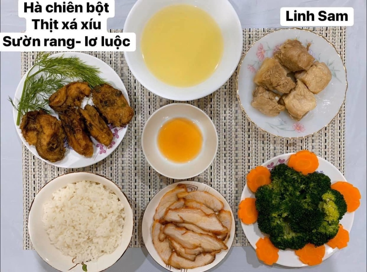 Ai bảo ở cữ là khổ nào. Em thấy ở cữ sướng lắm ấy, chả phải làm gì lại còn ăn ngon.

Em được cái may mắn là 2 lần đẻ xong đều từ viện về thẳng nhà mẹ đẻ ăn vạ. Ngày nào bà cũng đọc thực đơn hôm nay ăn gì cho lựa chọn cứ như đang ở viện. Bữa nào cũng thấy ngon mắt ngon miệng, nên làm hẳn quả album lưu lại để cho bà ngắm sản phẩm và sau này em còn có tư liệu chăm con gái con dâu. 

Quan điểm ở cữ của mẹ em là kiêng làm chứ ko kiêng ăn. Bà lại trong ngành Y nên tư tưởng ở cữ hơi bị tiên tiến. Ăn đa dạng, nghỉ ngơi đủ, tinh thần thoải mái thì sữa mới nhiều và chất lượng. Đẻ 2 lần em đều ko ăn móng heo hay chân dê chân chó, trộm vía sữa lúc nào cũng tràn trề cho con ti, mà mẹ ko hề mập mới sướng.

Quê em bà đẻ ko kiêng ăn tanh, chỉ kiêng đồ chua cay sống lạnh và rau cải thôi. Dù cả nhà đã chuyển khẩu lên thủ đô nhưng mẹ em vẫn thường xuyên về quê mua bán, trữ tủ đông ăn dần, tươi ngon bổ rẻ. Trước khi e sinh 2-3 tháng, mẹ cũng về liên tục để gom hàng chuẩn bị phục vụ cục nợ là em 🤣.

Nhà em mấy đời cơm cữ như này rồi, cả bà cả mẹ lẫn con về già vẫn khoẻ re, tới khi con ăn dặm xơi hải sản thoải mái hợp luôn ko cần nghe ngóng bụng dạ. Kiêng ăn kĩ quá sau mệt mẹ mệt con, cái chính là kiêng làm việc nặng và sớm, tránh đụng nước và gió máy để giữ gìn sức khoẻ về già còn hưởng thụ. Chứ em thấy nhiều mẹ kiêng ăn rõ kĩ do lo sợ bụng dạ yếu làm bản thân uể oải chán ăn và ko đủ chất, quan niệm ấy xưa rồi ạ.

Cre: Mẹ Linh Sam
