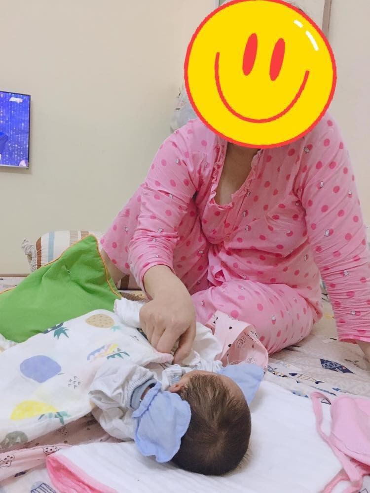 VỢ ?
- Là người lúc chưa có con : Hét ầm lên khi thấy con dán tưởng chết đến nơi , nhưng khi có con thì " bẹt, bẹt..chết mày này dám động đến con bà à "
- Là người khi đi chợ : Anh ơi 150 ngàn với 85 ngàn là bao tiền..cộng lên cộng xuống hoá đơn. Nhưng với chi tiêu thì khác, bạn đưa cho 5 tr , hay 3 tr thì vẫn cân đối đủ cả gia đình và con cái
- Là người trước khi có con : Anh có về ngay đưa em đi ăn cưới con X, con Y ..... Nhưng khi có con thì : A ơi mày đưa hộ tao phong bì, đôi khi tận 2 ngày sau mới nhớ : Thôi chết hôm trước bạn em cưới ..
- Có thể nấu cơm quên bật nút, chìa khoá để đâu không nhớ .. nhưng mụn bằng con kiến của con ở đâu cũng biết , xuất hiện bao giờ, bao giờ nó tan ......
- Lúc chưa có con : Ghen lên ghen xuống. , lúc có đầy đủ con cái rồi : Ông đi đâu thì đi miễn đem tiền về nuôi con là được .....
.....
NHƯNG ĐỨA CON LUÔN LÀ ĐIỀU ĐEM ĐẾN NGƯỜI PHỤ NỮ NHIỀU THAY ĐỔI ...

Nguồn: Tô Quang Huy