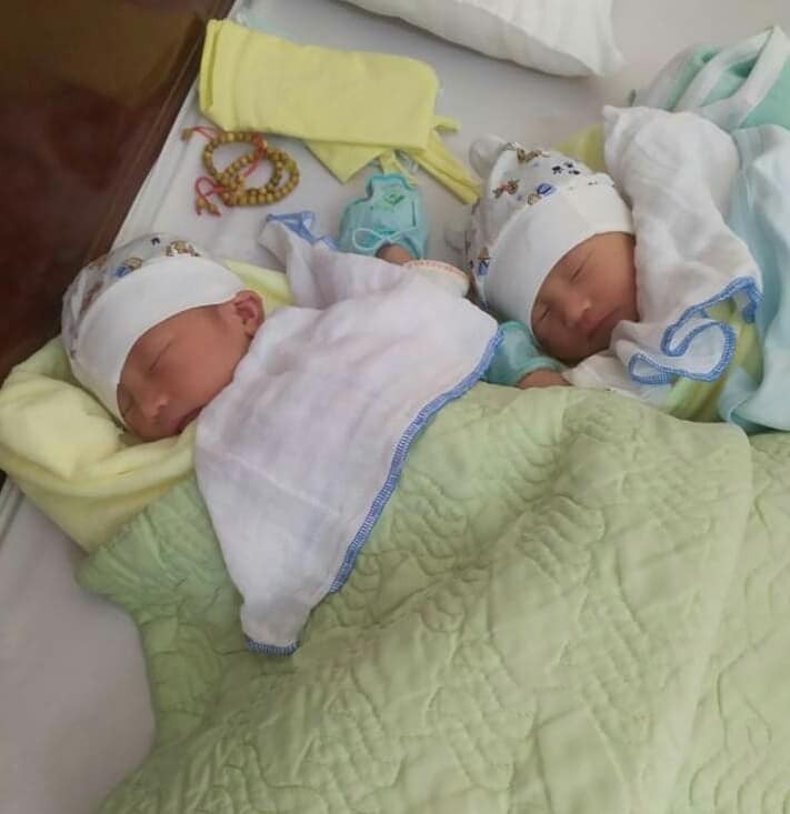 2 con 🐭🐭🐭🐭🐭 cảm ơn Mamibabi ạ
Ra đời lúc 37w tròn.1bạn được 3kg.bạn a 2kg9.
Sáng bố con mua cho cái bánh mì chấm sữa😂😂😂.
Ăn hết cái bánh mì.
1lúc sau cứ thấy 2 bạn ý gò mà đau cứng bụng.
Mẹ cháu cũng chưa nghĩ là chuyển dạ đâu.
Sau lúc cứ thấy gò cứng.bụng lại nhẩm nhẩm đau.
Xong cứ đi vệ sinh nhẹ liên tục😄😄😄.
Lúc sau ra tí nút nhầy.
Mẹ còn bảo hoan hãy ra.
😂😂😂
Đợi mùng 2)10 hãy ra.
Vì hôm nay mới có 27)9 âm😄😄😄
Bố cháu còn tung tăng đi chơi mẹ cháu còn k gọi đc cơ.
Đau bụng quá gọi a zai cả mới 5tuổi đi gọi bố cũng k thấy 🙈🙈🙈.
Mẹ cháu biết là chuyển dạ cố đi lấy quần áo đi thay.
May có a trai ck lên.bảo a ơi a tìm bố nó về cho e với.
A ck về chạy lên tầng hót sáo tìm vk😁😁😁.
Mẹ cháu bảo gọi taxi đi viện ngay.
Lên đến viện phụ sản tb.đau không đi được.
May có ng quen lấy xe đẩy đun đi siêu âm.
Mẹ cháu bảo bác siêu nhanh không mẹ cháu buồn đẻ lắm rồi😂😂😂😂.
Siêu âm khám trong xong mở 6.7phân.
Mà thai đôi nằm ngược.
Nên bác sĩ bảo mổ ngay.khi không kịp lấy nước tiểu.vào phòng sát khuẩn mổ ngay khi mẹ cháu chuyển dạ mới đc 1 tiếng😄😄😄😄.trộm vía 2 con ngoan lắm ạ.
Mổ nhanh quá.mọi người còn bất ngờ.😄😄😄😄.