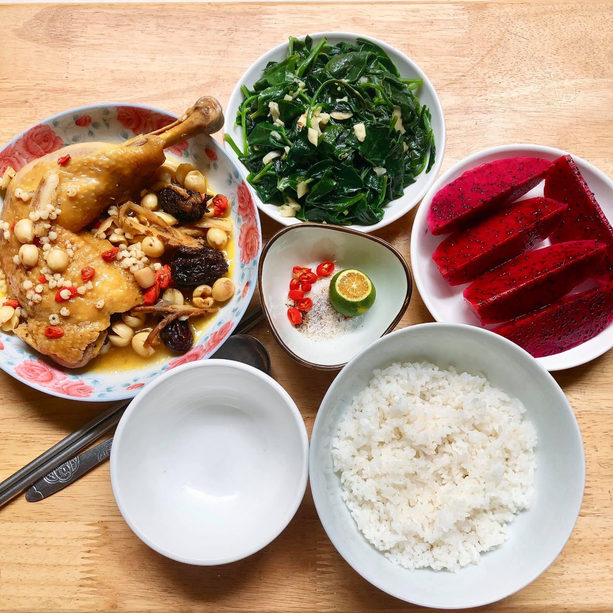 Cơm cữ!!!

Tầm này năm trước mình đang ở cữ. Vì sinh bé đầu không có sữa nên quyết tâm gọi sữa về khi sinh bé thứ hai lên cao phơi phới. May mắn có bà nội và bà ngoại thay phiên chăm bé ngày đêm, cùng sự trợ giúp của chồng nên công việc chính của mình là ăn và kích sữa thôi ạ😜. 

Mình lên thực đơn, bà ngoại đi chợ mua đồ ăn mỗi ngày trước khi qua nhà giúp mình chăm e bé. Đây là một số mâm cơm cữ tự tay mình nấu theo sở thích và khẩu vị cá nhân gửi các mẹ tham khảo nhé. Chúc các mẹ có kì ở cữ thoải mái, vui vẻ gọi sữa thành công😘

Cre: Mẹ Hà Khờ