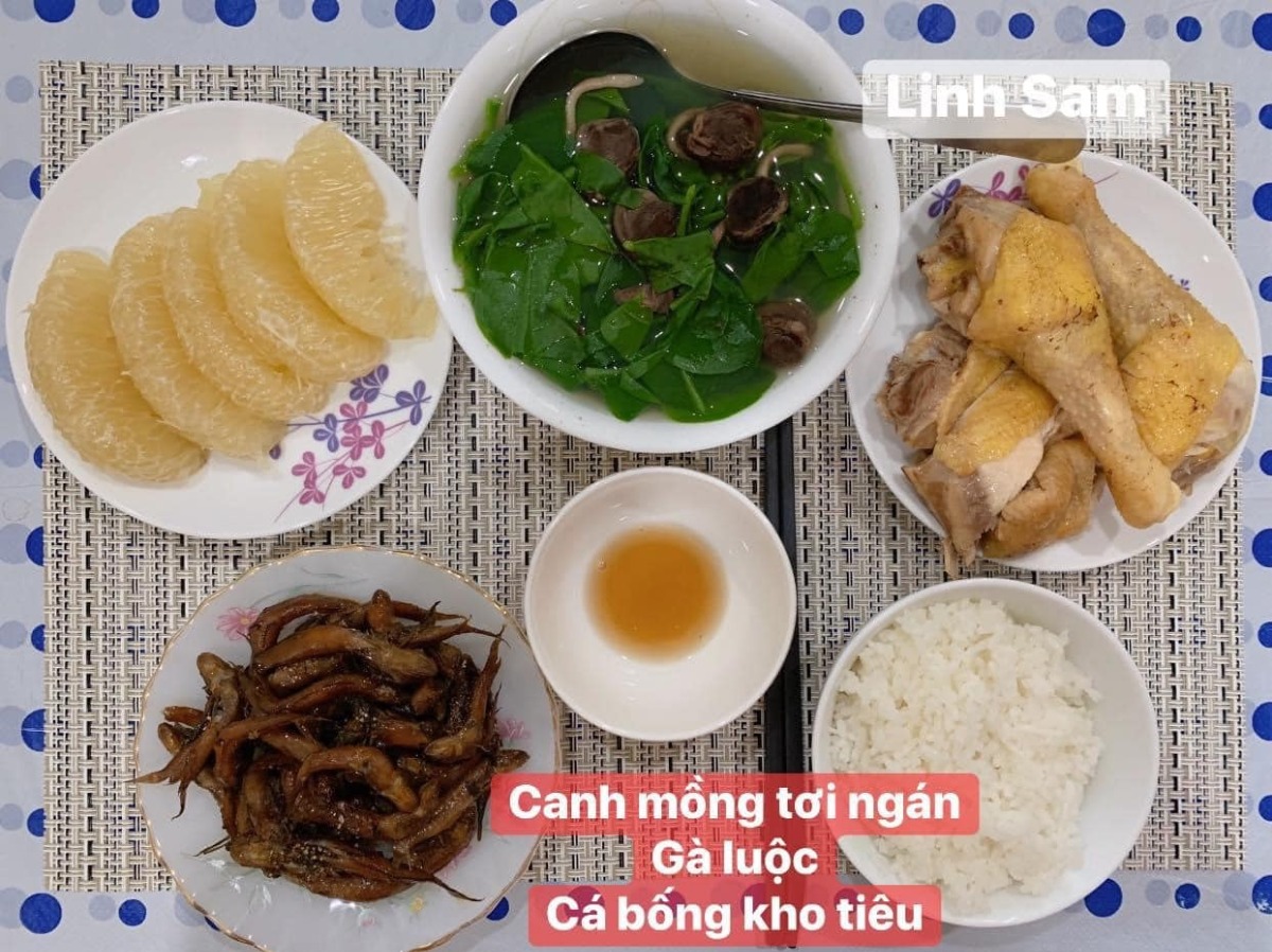 Ai bảo ở cữ là khổ nào. Em thấy ở cữ sướng lắm ấy, chả phải làm gì lại còn ăn ngon.

Em được cái may mắn là 2 lần đẻ xong đều từ viện về thẳng nhà mẹ đẻ ăn vạ. Ngày nào bà cũng đọc thực đơn hôm nay ăn gì cho lựa chọn cứ như đang ở viện. Bữa nào cũng thấy ngon mắt ngon miệng, nên làm hẳn quả album lưu lại để cho bà ngắm sản phẩm và sau này em còn có tư liệu chăm con gái con dâu. 

Quan điểm ở cữ của mẹ em là kiêng làm chứ ko kiêng ăn. Bà lại trong ngành Y nên tư tưởng ở cữ hơi bị tiên tiến. Ăn đa dạng, nghỉ ngơi đủ, tinh thần thoải mái thì sữa mới nhiều và chất lượng. Đẻ 2 lần em đều ko ăn móng heo hay chân dê chân chó, trộm vía sữa lúc nào cũng tràn trề cho con ti, mà mẹ ko hề mập mới sướng.

Quê em bà đẻ ko kiêng ăn tanh, chỉ kiêng đồ chua cay sống lạnh và rau cải thôi. Dù cả nhà đã chuyển khẩu lên thủ đô nhưng mẹ em vẫn thường xuyên về quê mua bán, trữ tủ đông ăn dần, tươi ngon bổ rẻ. Trước khi e sinh 2-3 tháng, mẹ cũng về liên tục để gom hàng chuẩn bị phục vụ cục nợ là em 🤣.

Nhà em mấy đời cơm cữ như này rồi, cả bà cả mẹ lẫn con về già vẫn khoẻ re, tới khi con ăn dặm xơi hải sản thoải mái hợp luôn ko cần nghe ngóng bụng dạ. Kiêng ăn kĩ quá sau mệt mẹ mệt con, cái chính là kiêng làm việc nặng và sớm, tránh đụng nước và gió máy để giữ gìn sức khoẻ về già còn hưởng thụ. Chứ em thấy nhiều mẹ kiêng ăn rõ kĩ do lo sợ bụng dạ yếu làm bản thân uể oải chán ăn và ko đủ chất, quan niệm ấy xưa rồi ạ.

Cre: Mẹ Linh Sam