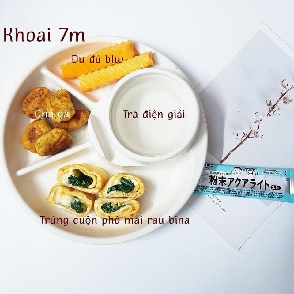 Hành trình ADKN kết hợp BLW.

Sang tháng thứ 7 mẹ cho ăn kết hợp chút xíu BLW nhưng em vẫn ăn ngon lành. Rau củ quả, thịt cá em đều ăn hết không chê món nào.

Chiều tối nào cũng ăn bánh mẹ làm nên kỹ năng ăn thô tốt hơn nhiều rồi. Biết cắn miếng nhỏ và nhai kỹ. Gặp hôm nào mẹ lười đi chợ thì nhà có gì ăn nấy. Có khi khát với lấy cả trà của mẹ ra uống luôn. 

Bước sang tháng thứ 8 mẹ cũng khá stress vì chịu nhiều ý kiến nhau. Nhưng mà mẹ biết làm thế nào để tốt nhất cho em. Tất nhiên mẹ sẽ không so sánh em với bất cứ em bé nào để tự tạo áp lực. 

Mẹ lưu lại đây những bữa ăn của Khoai để sau này Khoai biết đã hoàn thành cơm mẹ nấu như thế nào nhé .🙌

St: mẹ Khoai