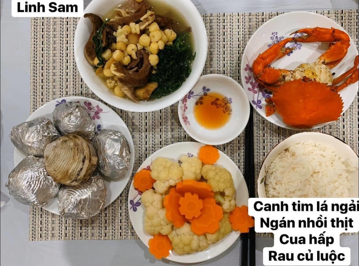 Ai bảo ở cữ là khổ nào. Em thấy ở cữ sướng lắm ấy, chả phải làm gì lại còn ăn ngon.

Em được cái may mắn là 2 lần đẻ xong đều từ viện về thẳng nhà mẹ đẻ ăn vạ. Ngày nào bà cũng đọc thực đơn hôm nay ăn gì cho lựa chọn cứ như đang ở viện. Bữa nào cũng thấy ngon mắt ngon miệng, nên làm hẳn quả album lưu lại để cho bà ngắm sản phẩm và sau này em còn có tư liệu chăm con gái con dâu. 

Quan điểm ở cữ của mẹ em là kiêng làm chứ ko kiêng ăn. Bà lại trong ngành Y nên tư tưởng ở cữ hơi bị tiên tiến. Ăn đa dạng, nghỉ ngơi đủ, tinh thần thoải mái thì sữa mới nhiều và chất lượng. Đẻ 2 lần em đều ko ăn móng heo hay chân dê chân chó, trộm vía sữa lúc nào cũng tràn trề cho con ti, mà mẹ ko hề mập mới sướng.

Quê em bà đẻ ko kiêng ăn tanh, chỉ kiêng đồ chua cay sống lạnh và rau cải thôi. Dù cả nhà đã chuyển khẩu lên thủ đô nhưng mẹ em vẫn thường xuyên về quê mua bán, trữ tủ đông ăn dần, tươi ngon bổ rẻ. Trước khi e sinh 2-3 tháng, mẹ cũng về liên tục để gom hàng chuẩn bị phục vụ cục nợ là em 🤣.

Nhà em mấy đời cơm cữ như này rồi, cả bà cả mẹ lẫn con về già vẫn khoẻ re, tới khi con ăn dặm xơi hải sản thoải mái hợp luôn ko cần nghe ngóng bụng dạ. Kiêng ăn kĩ quá sau mệt mẹ mệt con, cái chính là kiêng làm việc nặng và sớm, tránh đụng nước và gió máy để giữ gìn sức khoẻ về già còn hưởng thụ. Chứ em thấy nhiều mẹ kiêng ăn rõ kĩ do lo sợ bụng dạ yếu làm bản thân uể oải chán ăn và ko đủ chất, quan niệm ấy xưa rồi ạ.

Cre: Mẹ Linh Sam