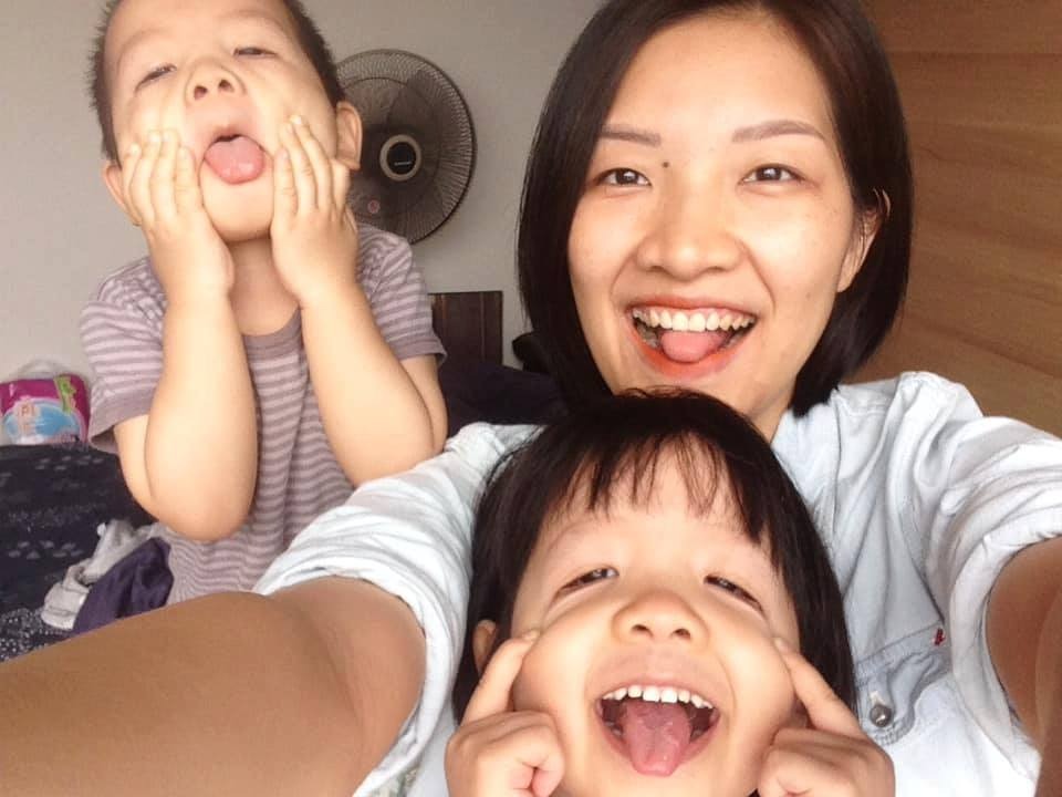 ĐỪNG YÊU CẦU CON NÍT NÍN KHÓC, MÀ HÃY NÓI NHỮNG CÂU SAU

--------------

Cha mẹ thường hay nói câu như "Nín đi" "Vì sao con lại khóc?" và cho rằng giải quyết được lý do là xong. Thạc sĩ Tâm lý Phương Hoài Nga chỉ ra những cách xử trí tốt hơn, tôn trọng cảm xúc của con và xây đắp mối quan hệ bền chặt với con cái.

Trẻ em cũng có những cảm xúc mạnh mẽ theo độ tuổi của trẻ, tuy nhiên lại chưa có đủ kinh nghiệm và vốn từ để bộc bạch được như người lớn. Trong cuộc sống chúng ta gặp rất nhiều tình huống như là:
Con 1 tuổi đang đi thì vấp ngã đau, con khóc.
Con 2 tuổi nổi giận và đánh bố mẹ, con cũng khóc.
Con 5 tuổi đang chơi một mình thì nói là con cô đơn quá, con khóc.
Con càng lớn, thì càng không nghe lời, cãi lại bố mẹ, thậm chí bỏ nhà đi.

Khi đó, chúng ta cũng thường gặp những phản ứng của người lớn như là: Đừng khóc nữa! Có gì đâu mà khóc! Tại sao con lại đánh bố mẹ! Con có biết bố mẹ vất vả vì con, thương yêu con, làm mọi thứ cho con! Bố mẹ không thể chấp nhận con như thế được!... Đây gọi là sự chối bỏ cảm xúc của con, chắc chắn đứa trẻ sẽ càng khóc to hơn và cuộc nói chuyện sớm chấm dứt, ai đi về phòng người nấy.

Những câu hỏi mang tính chất vấn như: Vì sao con buồn thế? Có phải tại bạn này, tại cái này, cái kia không? Bố mẹ làm cái này, cái kia cho con được không?... có thể giúp trẻ tạm thời quên đi cảm xúc lúc đó, tuy nhiên lại chưa thực sự giúp trẻ phát triển về tâm lý, cảm xúc.

🤲 THAY VÌ CHỐI BỎ CẢM XÚC, HÃY GIÚP CON ÔM ẤP NÓ
Trong một buổi nói chuyện với các cha mẹ về những điều mình học được từ cuốn sách và tác giả của cuốn sách "Nói sao cho trẻ chịu nghe, và nghe sao cho trẻ chịu nói" (Adele Faber & Elaine Mazlish), Thạc sĩ Tâm lý Phương Hoài Nga đã có chia sẻ với cha mẹ về các cách giúp con xử lý cảm xúc một cách tích cực và nhân văn.

Ngay lúc mà trẻ đang có một cảm xúc nào đó bùng nổ mà bị người lớn hỏi chi tiết (chất vấn) hoặc dạy dỗ con (triết lý) nhằm mục đích giải quyết vấn đề của con một cách ngay-lập-tức, thì chỉ khiến cho con cảm thấy tồi tệ hơn mà không muốn chia sẻ tiếp nữa. Thay vì thế, cha mẹ hãy chỉ dừng lại ở cảm xúc: lắng nghe con, chia sẻ với con cảm xúc mà con đang trải qua bất kể cảm xúc đó đúng hay chưa đúng (như là khi con giận dữ mặc dù con là người sai). Đồng thời, dùng một số cách sau để duy trì cuộc giao tiếp và giúp con học được cách xử lý cảm xúc của mình từ bên trong.

👍 GỌI TÊN CẢM XÚC CỦA CON
Với vốn từ rất ít ỏi, trẻ nhỏ sẽ cần cha mẹ giúp chúng gọi ra cảm xúc mà trẻ đang trải qua là gì: buồn, giận, hoang mang, lo sợ, cô đơn, bối rối, hay hồi hộp, hào hứng, phấn khích... Cha mẹ có thể sử dụng những câu nói như:
"Chắc là con vui/đau/tức giận lắm!".
"Có phải con đang rất vui/đau/tức giận phải không?".
"Con khóc bởi vì con đang rất vui/đau/tức giận đúng không?".
"Con vui/đau/tức giận bằng từng này, hay bằng từng này?" (đưa ra hai vật rất to và rất nhỏ làm ví dụ, hoặc dùng hai tay mô tả).

✨NÊU RA NHỮNG ƯỚC MUỐN KHÔNG THỂ THỰC HIỆN ĐƯỢC
Phía sau cảm xúc của trẻ lại là những nhu cầu có thật: trẻ thất vọng vì trẻ muốn được đi chơi, trẻ tức giận vì trẻ muốn lấy lại đồ chơi bị cướp mất... Nếu có thể làm cho trẻ được thỏa mãn nhu cầu trong tưởng tượng của chúng thôi cũng giúp ích rất nhiều.
Ví dụ khi trẻ mè nheo đòi ăn bim bim, cha mẹ có thể nói "Con rất rất thèm bim bim rồi nhỉ! Bố mẹ ước gì bây giờ có một cơn mưa bim bim thật to, rồi mình chỉ cần ngẩng mặt lên, há miệng ra là bim bim tự rơi vào mồm...".
Điều này khiến cho trẻ cảm thấy như cha mẹ đọc được suy nghĩ trong đầu mình và rất chia sẻ cảm xúc với mình.

👂ĐÔI KHI, CHỈ CẦN LẮNG NGHE CHĂM CHÚ
"Ồ, Ừm, Ra vậy, Thế à, Thật à..." là những câu rất ngắn nhưng gửi đi thông điệp rằng: bố mẹ đã nghe thấy, bố mẹ rất muốn nghe tiếp, con nói đi.
Lưu ý rằng, cha mẹ cần phải thực sự "lắng nghe" chứ không chỉ giả vờ đang lắng nghe. Bằng cách dừng việc đang làm lại và tập trung vào con, nhìn vào mắt con, có thể cầm tay con hoặc chạm vào con... sẽ khiến con cảm thấy được lắng nghe thực sự.

Khi trẻ lớn, khả năng điều chỉnh cảm xúc của trẻ có tốt hơn, tuy nhiên khả năng tạo ra "vỏ bọc cảm xúc" (trẻ buồn nhưng lại thể hiện ra mặt là vui) cũng cùng lúc tốt lên. Giai đoạn ấu thơ là lúc cha mẹ có nhiều thời gian ở bên con và lắng nghe con thể hiện những cảm xúc trong sáng cho tới "điên rồ" nhất của mình. Điều này được làm tốt ngay từ nhỏ sẽ giúp hình thành mối quan hệ tình cảm, sự tin tưởng, "chia sẻ được mọi thứ với nhau" giữa cha mẹ và con cái suốt cả cuộc đời.
