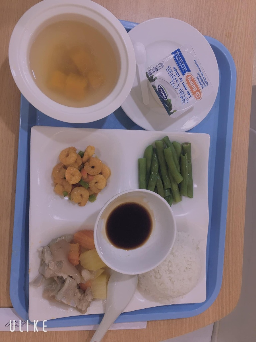 Review đẻ tại BV Bảo Sơn
Đi đẻ như đi nghỉ dưỡng vậy☺️
Ai mà đang phân vân thì e nghĩ Bảo Sơn là lựa chọn quá hợp lí về giá cả và cả chất lượng luôn
Em chọn gói 32w và đến 39w e mổ chủ động.Từ khi đăng kí em chọn Bs Phê và mổ em cũng nhờ Bs Phê.Bác cực kì nhẹ nhàng và nhiệt tình(em cảm thấy đúng như cái tên của bác)😆
Ekip mổ cho em hôm đó có Bác Phê và Bác Huyền cùng các cô/ac ai cũng nhẹ nhàng hỏi và trò chuyện nên tâm lí cũng rất thoải mái.
Ở phòng hồi sức thì lúc nào cũng có người trực bên cạnh hỏi han tình hình sức khoẻ.
Về phòng nằm thì sạch sẽ và thoáng còn đầy đủ tiện nghi luôn ạ😊Cần gì bấm nút là các cô/chị nhân viên vào tiện cực kì luôn ạ! Từ thay rửa cho mẹ đến cho bé đều có các cô/chị làm giúp hết.
Ăn uống thì cũng được phục vụ tận giường luôn,cứ đến giờ là có nhân viên bên khách sạn mang đồ ăn qua.
Nói chung hành trình đi đẻ với em nó không đáng sợ như những gì mọi người nói😂😂😂