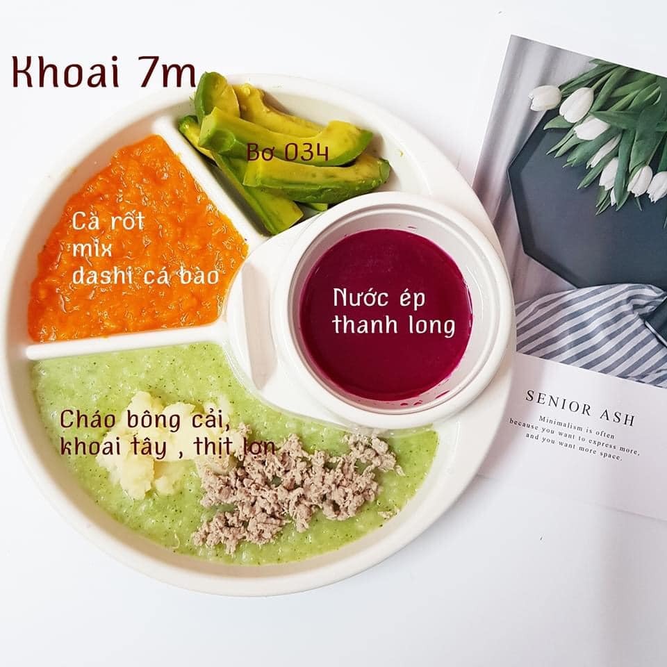 Hành trình ADKN kết hợp BLW.

Sang tháng thứ 7 mẹ cho ăn kết hợp chút xíu BLW nhưng em vẫn ăn ngon lành. Rau củ quả, thịt cá em đều ăn hết không chê món nào.

Chiều tối nào cũng ăn bánh mẹ làm nên kỹ năng ăn thô tốt hơn nhiều rồi. Biết cắn miếng nhỏ và nhai kỹ. Gặp hôm nào mẹ lười đi chợ thì nhà có gì ăn nấy. Có khi khát với lấy cả trà của mẹ ra uống luôn. 

Bước sang tháng thứ 8 mẹ cũng khá stress vì chịu nhiều ý kiến nhau. Nhưng mà mẹ biết làm thế nào để tốt nhất cho em. Tất nhiên mẹ sẽ không so sánh em với bất cứ em bé nào để tự tạo áp lực. 

Mẹ lưu lại đây những bữa ăn của Khoai để sau này Khoai biết đã hoàn thành cơm mẹ nấu như thế nào nhé .🙌

St: mẹ Khoai