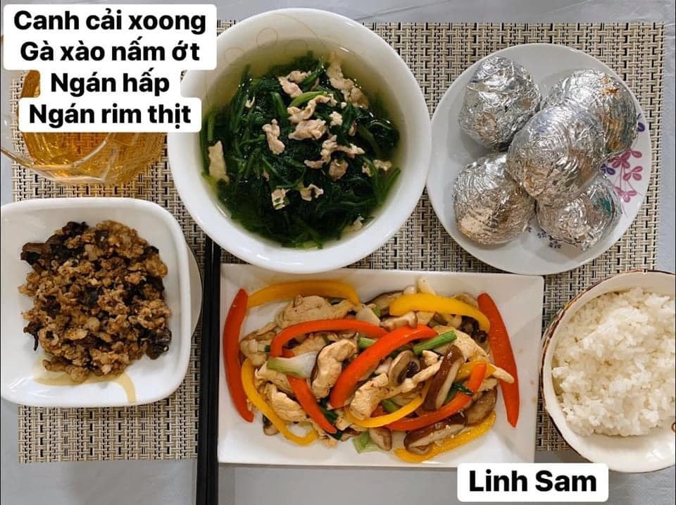 Ai bảo ở cữ là khổ nào. Em thấy ở cữ sướng lắm ấy, chả phải làm gì lại còn ăn ngon.

Em được cái may mắn là 2 lần đẻ xong đều từ viện về thẳng nhà mẹ đẻ ăn vạ. Ngày nào bà cũng đọc thực đơn hôm nay ăn gì cho lựa chọn cứ như đang ở viện. Bữa nào cũng thấy ngon mắt ngon miệng, nên làm hẳn quả album lưu lại để cho bà ngắm sản phẩm và sau này em còn có tư liệu chăm con gái con dâu. 

Quan điểm ở cữ của mẹ em là kiêng làm chứ ko kiêng ăn. Bà lại trong ngành Y nên tư tưởng ở cữ hơi bị tiên tiến. Ăn đa dạng, nghỉ ngơi đủ, tinh thần thoải mái thì sữa mới nhiều và chất lượng. Đẻ 2 lần em đều ko ăn móng heo hay chân dê chân chó, trộm vía sữa lúc nào cũng tràn trề cho con ti, mà mẹ ko hề mập mới sướng.

Quê em bà đẻ ko kiêng ăn tanh, chỉ kiêng đồ chua cay sống lạnh và rau cải thôi. Dù cả nhà đã chuyển khẩu lên thủ đô nhưng mẹ em vẫn thường xuyên về quê mua bán, trữ tủ đông ăn dần, tươi ngon bổ rẻ. Trước khi e sinh 2-3 tháng, mẹ cũng về liên tục để gom hàng chuẩn bị phục vụ cục nợ là em 🤣.

Nhà em mấy đời cơm cữ như này rồi, cả bà cả mẹ lẫn con về già vẫn khoẻ re, tới khi con ăn dặm xơi hải sản thoải mái hợp luôn ko cần nghe ngóng bụng dạ. Kiêng ăn kĩ quá sau mệt mẹ mệt con, cái chính là kiêng làm việc nặng và sớm, tránh đụng nước và gió máy để giữ gìn sức khoẻ về già còn hưởng thụ. Chứ em thấy nhiều mẹ kiêng ăn rõ kĩ do lo sợ bụng dạ yếu làm bản thân uể oải chán ăn và ko đủ chất, quan niệm ấy xưa rồi ạ.

Cre: Mẹ Linh Sam