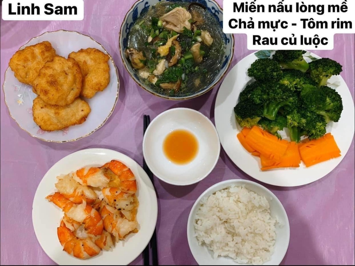 Ai bảo ở cữ là khổ nào. Em thấy ở cữ sướng lắm ấy, chả phải làm gì lại còn ăn ngon.

Em được cái may mắn là 2 lần đẻ xong đều từ viện về thẳng nhà mẹ đẻ ăn vạ. Ngày nào bà cũng đọc thực đơn hôm nay ăn gì cho lựa chọn cứ như đang ở viện. Bữa nào cũng thấy ngon mắt ngon miệng, nên làm hẳn quả album lưu lại để cho bà ngắm sản phẩm và sau này em còn có tư liệu chăm con gái con dâu. 

Quan điểm ở cữ của mẹ em là kiêng làm chứ ko kiêng ăn. Bà lại trong ngành Y nên tư tưởng ở cữ hơi bị tiên tiến. Ăn đa dạng, nghỉ ngơi đủ, tinh thần thoải mái thì sữa mới nhiều và chất lượng. Đẻ 2 lần em đều ko ăn móng heo hay chân dê chân chó, trộm vía sữa lúc nào cũng tràn trề cho con ti, mà mẹ ko hề mập mới sướng.

Quê em bà đẻ ko kiêng ăn tanh, chỉ kiêng đồ chua cay sống lạnh và rau cải thôi. Dù cả nhà đã chuyển khẩu lên thủ đô nhưng mẹ em vẫn thường xuyên về quê mua bán, trữ tủ đông ăn dần, tươi ngon bổ rẻ. Trước khi e sinh 2-3 tháng, mẹ cũng về liên tục để gom hàng chuẩn bị phục vụ cục nợ là em 🤣.

Nhà em mấy đời cơm cữ như này rồi, cả bà cả mẹ lẫn con về già vẫn khoẻ re, tới khi con ăn dặm xơi hải sản thoải mái hợp luôn ko cần nghe ngóng bụng dạ. Kiêng ăn kĩ quá sau mệt mẹ mệt con, cái chính là kiêng làm việc nặng và sớm, tránh đụng nước và gió máy để giữ gìn sức khoẻ về già còn hưởng thụ. Chứ em thấy nhiều mẹ kiêng ăn rõ kĩ do lo sợ bụng dạ yếu làm bản thân uể oải chán ăn và ko đủ chất, quan niệm ấy xưa rồi ạ.

Cre: Mẹ Linh Sam