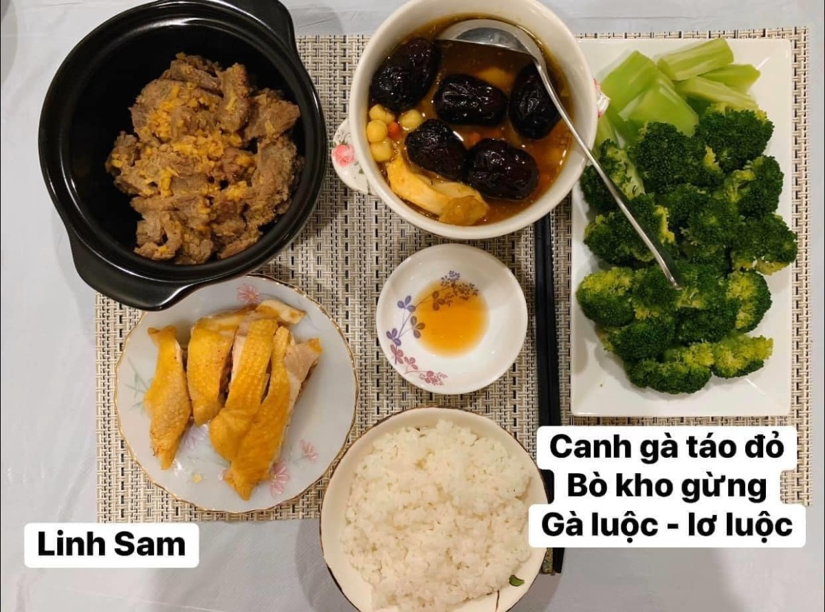 Ai bảo ở cữ là khổ nào. Em thấy ở cữ sướng lắm ấy, chả phải làm gì lại còn ăn ngon.

Em được cái may mắn là 2 lần đẻ xong đều từ viện về thẳng nhà mẹ đẻ ăn vạ. Ngày nào bà cũng đọc thực đơn hôm nay ăn gì cho lựa chọn cứ như đang ở viện. Bữa nào cũng thấy ngon mắt ngon miệng, nên làm hẳn quả album lưu lại để cho bà ngắm sản phẩm và sau này em còn có tư liệu chăm con gái con dâu. 

Quan điểm ở cữ của mẹ em là kiêng làm chứ ko kiêng ăn. Bà lại trong ngành Y nên tư tưởng ở cữ hơi bị tiên tiến. Ăn đa dạng, nghỉ ngơi đủ, tinh thần thoải mái thì sữa mới nhiều và chất lượng. Đẻ 2 lần em đều ko ăn móng heo hay chân dê chân chó, trộm vía sữa lúc nào cũng tràn trề cho con ti, mà mẹ ko hề mập mới sướng.

Quê em bà đẻ ko kiêng ăn tanh, chỉ kiêng đồ chua cay sống lạnh và rau cải thôi. Dù cả nhà đã chuyển khẩu lên thủ đô nhưng mẹ em vẫn thường xuyên về quê mua bán, trữ tủ đông ăn dần, tươi ngon bổ rẻ. Trước khi e sinh 2-3 tháng, mẹ cũng về liên tục để gom hàng chuẩn bị phục vụ cục nợ là em 🤣.

Nhà em mấy đời cơm cữ như này rồi, cả bà cả mẹ lẫn con về già vẫn khoẻ re, tới khi con ăn dặm xơi hải sản thoải mái hợp luôn ko cần nghe ngóng bụng dạ. Kiêng ăn kĩ quá sau mệt mẹ mệt con, cái chính là kiêng làm việc nặng và sớm, tránh đụng nước và gió máy để giữ gìn sức khoẻ về già còn hưởng thụ. Chứ em thấy nhiều mẹ kiêng ăn rõ kĩ do lo sợ bụng dạ yếu làm bản thân uể oải chán ăn và ko đủ chất, quan niệm ấy xưa rồi ạ.

Cre: Mẹ Linh Sam