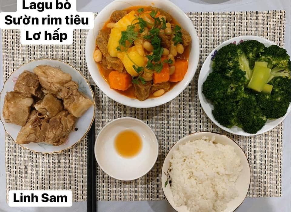 Ai bảo ở cữ là khổ nào. Em thấy ở cữ sướng lắm ấy, chả phải làm gì lại còn ăn ngon.

Em được cái may mắn là 2 lần đẻ xong đều từ viện về thẳng nhà mẹ đẻ ăn vạ. Ngày nào bà cũng đọc thực đơn hôm nay ăn gì cho lựa chọn cứ như đang ở viện. Bữa nào cũng thấy ngon mắt ngon miệng, nên làm hẳn quả album lưu lại để cho bà ngắm sản phẩm và sau này em còn có tư liệu chăm con gái con dâu. 

Quan điểm ở cữ của mẹ em là kiêng làm chứ ko kiêng ăn. Bà lại trong ngành Y nên tư tưởng ở cữ hơi bị tiên tiến. Ăn đa dạng, nghỉ ngơi đủ, tinh thần thoải mái thì sữa mới nhiều và chất lượng. Đẻ 2 lần em đều ko ăn móng heo hay chân dê chân chó, trộm vía sữa lúc nào cũng tràn trề cho con ti, mà mẹ ko hề mập mới sướng.

Quê em bà đẻ ko kiêng ăn tanh, chỉ kiêng đồ chua cay sống lạnh và rau cải thôi. Dù cả nhà đã chuyển khẩu lên thủ đô nhưng mẹ em vẫn thường xuyên về quê mua bán, trữ tủ đông ăn dần, tươi ngon bổ rẻ. Trước khi e sinh 2-3 tháng, mẹ cũng về liên tục để gom hàng chuẩn bị phục vụ cục nợ là em 🤣.

Nhà em mấy đời cơm cữ như này rồi, cả bà cả mẹ lẫn con về già vẫn khoẻ re, tới khi con ăn dặm xơi hải sản thoải mái hợp luôn ko cần nghe ngóng bụng dạ. Kiêng ăn kĩ quá sau mệt mẹ mệt con, cái chính là kiêng làm việc nặng và sớm, tránh đụng nước và gió máy để giữ gìn sức khoẻ về già còn hưởng thụ. Chứ em thấy nhiều mẹ kiêng ăn rõ kĩ do lo sợ bụng dạ yếu làm bản thân uể oải chán ăn và ko đủ chất, quan niệm ấy xưa rồi ạ.

Cre: Mẹ Linh Sam