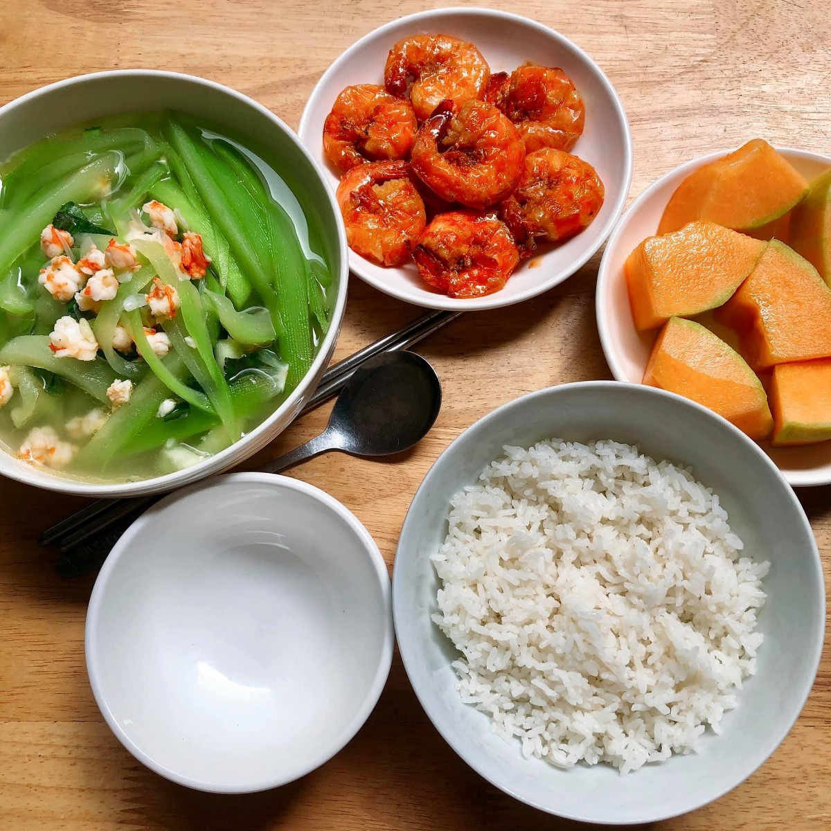Cơm cữ!!!

Tầm này năm trước mình đang ở cữ. Vì sinh bé đầu không có sữa nên quyết tâm gọi sữa về khi sinh bé thứ hai lên cao phơi phới. May mắn có bà nội và bà ngoại thay phiên chăm bé ngày đêm, cùng sự trợ giúp của chồng nên công việc chính của mình là ăn và kích sữa thôi ạ😜. 

Mình lên thực đơn, bà ngoại đi chợ mua đồ ăn mỗi ngày trước khi qua nhà giúp mình chăm e bé. Đây là một số mâm cơm cữ tự tay mình nấu theo sở thích và khẩu vị cá nhân gửi các mẹ tham khảo nhé. Chúc các mẹ có kì ở cữ thoải mái, vui vẻ gọi sữa thành công😘

Cre: Mẹ Hà Khờ