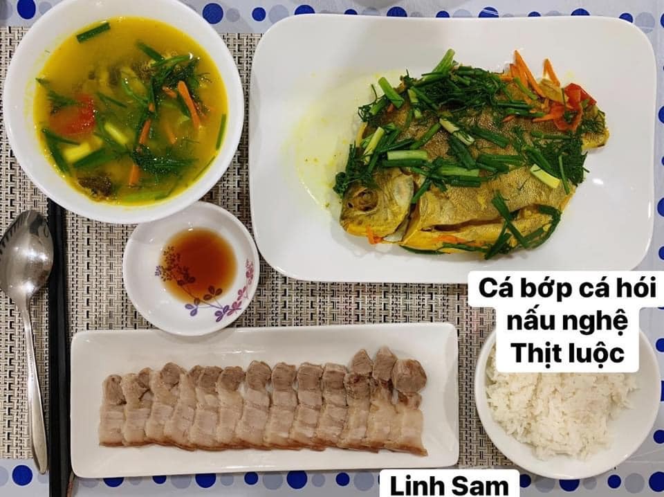 Ai bảo ở cữ là khổ nào. Em thấy ở cữ sướng lắm ấy, chả phải làm gì lại còn ăn ngon.

Em được cái may mắn là 2 lần đẻ xong đều từ viện về thẳng nhà mẹ đẻ ăn vạ. Ngày nào bà cũng đọc thực đơn hôm nay ăn gì cho lựa chọn cứ như đang ở viện. Bữa nào cũng thấy ngon mắt ngon miệng, nên làm hẳn quả album lưu lại để cho bà ngắm sản phẩm và sau này em còn có tư liệu chăm con gái con dâu. 

Quan điểm ở cữ của mẹ em là kiêng làm chứ ko kiêng ăn. Bà lại trong ngành Y nên tư tưởng ở cữ hơi bị tiên tiến. Ăn đa dạng, nghỉ ngơi đủ, tinh thần thoải mái thì sữa mới nhiều và chất lượng. Đẻ 2 lần em đều ko ăn móng heo hay chân dê chân chó, trộm vía sữa lúc nào cũng tràn trề cho con ti, mà mẹ ko hề mập mới sướng.

Quê em bà đẻ ko kiêng ăn tanh, chỉ kiêng đồ chua cay sống lạnh và rau cải thôi. Dù cả nhà đã chuyển khẩu lên thủ đô nhưng mẹ em vẫn thường xuyên về quê mua bán, trữ tủ đông ăn dần, tươi ngon bổ rẻ. Trước khi e sinh 2-3 tháng, mẹ cũng về liên tục để gom hàng chuẩn bị phục vụ cục nợ là em 🤣.

Nhà em mấy đời cơm cữ như này rồi, cả bà cả mẹ lẫn con về già vẫn khoẻ re, tới khi con ăn dặm xơi hải sản thoải mái hợp luôn ko cần nghe ngóng bụng dạ. Kiêng ăn kĩ quá sau mệt mẹ mệt con, cái chính là kiêng làm việc nặng và sớm, tránh đụng nước và gió máy để giữ gìn sức khoẻ về già còn hưởng thụ. Chứ em thấy nhiều mẹ kiêng ăn rõ kĩ do lo sợ bụng dạ yếu làm bản thân uể oải chán ăn và ko đủ chất, quan niệm ấy xưa rồi ạ.

Cre: Mẹ Linh Sam