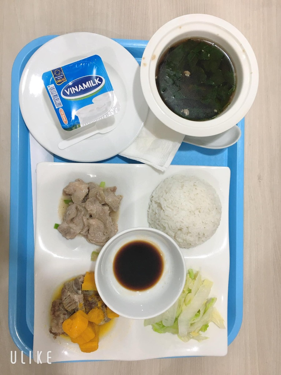 Review đẻ tại BV Bảo Sơn
Đi đẻ như đi nghỉ dưỡng vậy☺️
Ai mà đang phân vân thì e nghĩ Bảo Sơn là lựa chọn quá hợp lí về giá cả và cả chất lượng luôn
Em chọn gói 32w và đến 39w e mổ chủ động.Từ khi đăng kí em chọn Bs Phê và mổ em cũng nhờ Bs Phê.Bác cực kì nhẹ nhàng và nhiệt tình(em cảm thấy đúng như cái tên của bác)😆
Ekip mổ cho em hôm đó có Bác Phê và Bác Huyền cùng các cô/ac ai cũng nhẹ nhàng hỏi và trò chuyện nên tâm lí cũng rất thoải mái.
Ở phòng hồi sức thì lúc nào cũng có người trực bên cạnh hỏi han tình hình sức khoẻ.
Về phòng nằm thì sạch sẽ và thoáng còn đầy đủ tiện nghi luôn ạ😊Cần gì bấm nút là các cô/chị nhân viên vào tiện cực kì luôn ạ! Từ thay rửa cho mẹ đến cho bé đều có các cô/chị làm giúp hết.
Ăn uống thì cũng được phục vụ tận giường luôn,cứ đến giờ là có nhân viên bên khách sạn mang đồ ăn qua.
Nói chung hành trình đi đẻ với em nó không đáng sợ như những gì mọi người nói😂😂😂