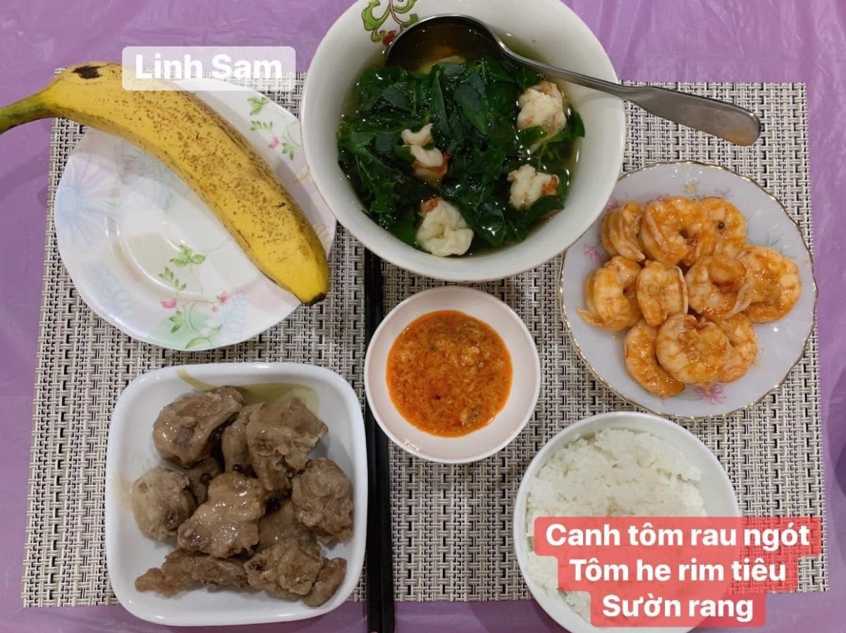 Ai bảo ở cữ là khổ nào. Em thấy ở cữ sướng lắm ấy, chả phải làm gì lại còn ăn ngon.

Em được cái may mắn là 2 lần đẻ xong đều từ viện về thẳng nhà mẹ đẻ ăn vạ. Ngày nào bà cũng đọc thực đơn hôm nay ăn gì cho lựa chọn cứ như đang ở viện. Bữa nào cũng thấy ngon mắt ngon miệng, nên làm hẳn quả album lưu lại để cho bà ngắm sản phẩm và sau này em còn có tư liệu chăm con gái con dâu. 

Quan điểm ở cữ của mẹ em là kiêng làm chứ ko kiêng ăn. Bà lại trong ngành Y nên tư tưởng ở cữ hơi bị tiên tiến. Ăn đa dạng, nghỉ ngơi đủ, tinh thần thoải mái thì sữa mới nhiều và chất lượng. Đẻ 2 lần em đều ko ăn móng heo hay chân dê chân chó, trộm vía sữa lúc nào cũng tràn trề cho con ti, mà mẹ ko hề mập mới sướng.

Quê em bà đẻ ko kiêng ăn tanh, chỉ kiêng đồ chua cay sống lạnh và rau cải thôi. Dù cả nhà đã chuyển khẩu lên thủ đô nhưng mẹ em vẫn thường xuyên về quê mua bán, trữ tủ đông ăn dần, tươi ngon bổ rẻ. Trước khi e sinh 2-3 tháng, mẹ cũng về liên tục để gom hàng chuẩn bị phục vụ cục nợ là em 🤣.

Nhà em mấy đời cơm cữ như này rồi, cả bà cả mẹ lẫn con về già vẫn khoẻ re, tới khi con ăn dặm xơi hải sản thoải mái hợp luôn ko cần nghe ngóng bụng dạ. Kiêng ăn kĩ quá sau mệt mẹ mệt con, cái chính là kiêng làm việc nặng và sớm, tránh đụng nước và gió máy để giữ gìn sức khoẻ về già còn hưởng thụ. Chứ em thấy nhiều mẹ kiêng ăn rõ kĩ do lo sợ bụng dạ yếu làm bản thân uể oải chán ăn và ko đủ chất, quan niệm ấy xưa rồi ạ.

Cre: Mẹ Linh Sam