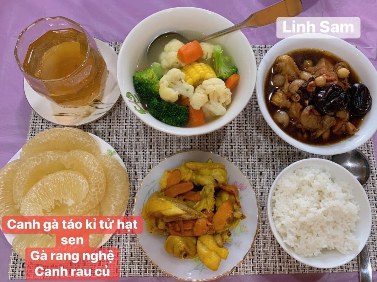 Ai bảo ở cữ là khổ nào. Em thấy ở cữ sướng lắm ấy, chả phải làm gì lại còn ăn ngon.

Em được cái may mắn là 2 lần đẻ xong đều từ viện về thẳng nhà mẹ đẻ ăn vạ. Ngày nào bà cũng đọc thực đơn hôm nay ăn gì cho lựa chọn cứ như đang ở viện. Bữa nào cũng thấy ngon mắt ngon miệng, nên làm hẳn quả album lưu lại để cho bà ngắm sản phẩm và sau này em còn có tư liệu chăm con gái con dâu. 

Quan điểm ở cữ của mẹ em là kiêng làm chứ ko kiêng ăn. Bà lại trong ngành Y nên tư tưởng ở cữ hơi bị tiên tiến. Ăn đa dạng, nghỉ ngơi đủ, tinh thần thoải mái thì sữa mới nhiều và chất lượng. Đẻ 2 lần em đều ko ăn móng heo hay chân dê chân chó, trộm vía sữa lúc nào cũng tràn trề cho con ti, mà mẹ ko hề mập mới sướng.

Quê em bà đẻ ko kiêng ăn tanh, chỉ kiêng đồ chua cay sống lạnh và rau cải thôi. Dù cả nhà đã chuyển khẩu lên thủ đô nhưng mẹ em vẫn thường xuyên về quê mua bán, trữ tủ đông ăn dần, tươi ngon bổ rẻ. Trước khi e sinh 2-3 tháng, mẹ cũng về liên tục để gom hàng chuẩn bị phục vụ cục nợ là em 🤣.

Nhà em mấy đời cơm cữ như này rồi, cả bà cả mẹ lẫn con về già vẫn khoẻ re, tới khi con ăn dặm xơi hải sản thoải mái hợp luôn ko cần nghe ngóng bụng dạ. Kiêng ăn kĩ quá sau mệt mẹ mệt con, cái chính là kiêng làm việc nặng và sớm, tránh đụng nước và gió máy để giữ gìn sức khoẻ về già còn hưởng thụ. Chứ em thấy nhiều mẹ kiêng ăn rõ kĩ do lo sợ bụng dạ yếu làm bản thân uể oải chán ăn và ko đủ chất, quan niệm ấy xưa rồi ạ.

Cre: Mẹ Linh Sam