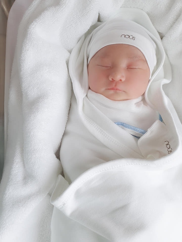 Khoe vs các mom e đã cán đích đúng 39w, con 3.4kg. Mẹ phát hiện tđtk từ 24w chỉ số lúc làm nghiệm pháp chỉ số đói 5.1, sau 1h trên 12 và sau 2h trên 10. Sau đó mẹ điều chỉnh chế độ ăn  luôn ăn cơm gạo lứt, ăn uống rất nghiêm khắc nhưng đến tuần 27 thì đg loạn đói cao sau ăn vẫn cao nên m vào nội tiết tw 10 ngày tiêm luôn khi nhập viện. Ban đầu tiêm 16đv 1 ngày kết hợp ăn uống thì đg ổn đến 31w thì đg lại cao, bs điều chỉnh liều tiêm 2 ngày 1 lần mỗi lần 2 tăng 2đv rồi cuối cùng  đến 27đv 1 ngày thì đg mí ổn lại. Chúc các mẹ khác cán đích thành công. m mới đẻ đc 1 hôm nên chưa xn lại, bs lưu bên nội tiết tw bảo mình sau sinh ăn bt, nếu đo đg thì đói dưới 7.0 và sau ăn 2h dưới 10 là đc nhé