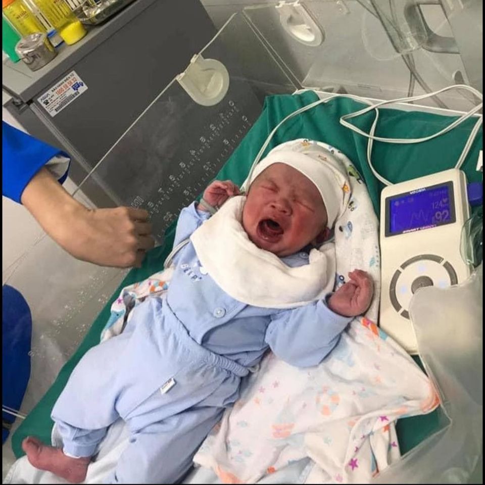 Review cho các mẹ sinh con trọn gói đẻ thường 108 đây ah 😍 

Em sinh thường bé trai 3.6kg đúng ngày nhà giáo đẹp trai nhất ngày hôm ấy 😂 vì mỗi nó là zai haha 
Dịch vụ khá hài lòng sau là 1 vài cảm nhận của em về dịch vụ ở đây sau khi lựa chọn . 😝

- Về khám thai và đăng ký sinh 
Em đăng ký hồ sơ sinh vào tuần 36 làm thủ tục các xét nghiệm hết 2,5tr bao gồm đủ bộ xét nghiệm nc tiểu , xn máu , siêu âm , điện tim , chưa bao gồm thuốc nhé . Mặc dù là được phiếu ưu tiên nhưng thật sự viện quá đông lại đi đúng vào thứ 2 nhìn đông người cũng đủ mệt rồi may là được ưu tiên ko chắc xếp hàng cũg nản lắm  . Nên đi vào các ngày trong tuần để đỡ đông hơn . Em làm thủ tục nhanh lắm khoảng 8-10h là xong . 

Trong gói đăng ký đc : 3 lần khám với bs sản , 1 lần siêu âm , 2 lần chạy máy nhé ạ . 

- Đến tuần 38 em có vào để siêu âm và được đo monitor miễn phí chỉ mất thêm 50k tiền xn nước tiểu thôi ạ . 

- Tuần 39 em ra ngoài siêu âm nhé vì tuần này lười đi vào viện vì vào cũng chỉ siêu âm nên ra gần nhà siêu âm xem nc ối và kg nặng thôi định tính bao giờ đau đẻ thì vào 😂 

- Đến 39w6d vào viện siêu âm vì nghĩ cũg sát ngày đẻ rồi nên vào liên tục để kiểm tra cho yên tâm mà vào tới viện được chỉ định siêu âm rồi được đo monitor 1 lần nữa ở dưới sctg (free) thì cơn co chưa rõ nhưng khám trong thì mở 2 phân ( các mẹ cứ bảo khám trong khủng khiếp lắm mà ko hiểu do e may mắn hay gì mà khám trong nhẹ nhàng lắm, nên mẹ nào nhiều nỗi sợ như em thì yên tâm haha có khi mình lại ko đau hihi ) bác sĩ vào khám và dặn chắc từ giờ tới 7h tối là rõ cơn co thì vào viện . Bảo em đi về cho đỡ mệt , tắm rửa các thứ đi rồi có cơn đau thì vào . Tối em ăn tối xog chịu khó đi bộ liên tục . Đến tầm 11h ko yên tâm ngủ gọi chồng vào viện để có gì ở viện luôn . Lúc này con thúc liên tục vào tới viện thì được nhập viện ở lại tầm 1h30 thì vỡ ối , con thúc xuống dồn dập cơn co 3p 1 lần huhu sau càng nhanh thúc liên tục chuyển dạ khoảng 30p - 1 tiếng ( ko nhớ rõ nhưng e đau dồn dập nên cũng nhanh chứ nhiều mẹ chuyển dạ 8-10 tiếng đau từng cơn thì lâu lắm ) thì đến tầm 3h05 thì đẻ 4h là hoàn tất xong xuôi Lúc sinh được các bác sĩ và y tá bên cạnh động viên nên cảm thấy yên tâm lắm ạ .Em bé sinh thường 3.6kg mẹ ko biết rặn nên là phải 4-5 hơi mới ra nên mẹ nào chưa sinh thì đọc và tìm hiểu cách thở và rặn để phối hợp vs bác sĩ cho nhanh nhé ạ . Đẻ ko đau - rạch ko đau - khâu ko đau - chuyển dạ đau thấu trời 😅 

-Về dịch vụ thì khá oki ạ . Được các cô yta cũng nhẹ nhàng , vì trong gói nên các mẹ sẽ được 3 bữa/ngày 

- Đi sinh em cũng chuẩn bị sẵn đồ nhưng đúng thật ko dùng gì tới luôn ạ . Chỉ cần mang đồ của mẹ đi về thôi . Quần áo của con cũg được viện tặng mang mỗi khăn quấn cho con đi về . 

- Về phòng thì đúng thật bí thật nhưng sạch sẽ ngày nào cũg có ng tới dọn liên tục ạ . 

- Chúc các mom sắp tới mẹ tròn con vuông nhé ạ 🥰