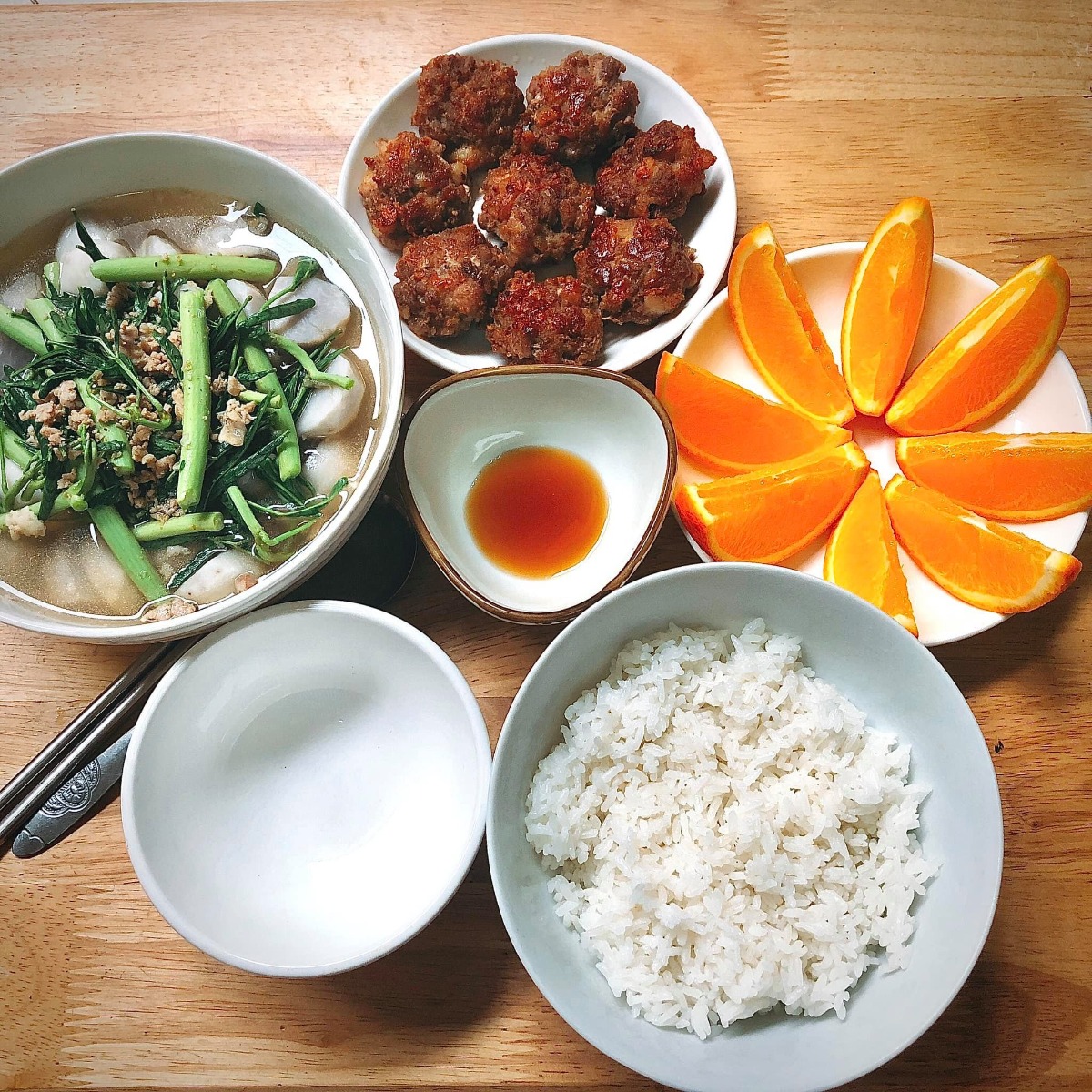 Cơm cữ!!!

Tầm này năm trước mình đang ở cữ. Vì sinh bé đầu không có sữa nên quyết tâm gọi sữa về khi sinh bé thứ hai lên cao phơi phới. May mắn có bà nội và bà ngoại thay phiên chăm bé ngày đêm, cùng sự trợ giúp của chồng nên công việc chính của mình là ăn và kích sữa thôi ạ😜. 

Mình lên thực đơn, bà ngoại đi chợ mua đồ ăn mỗi ngày trước khi qua nhà giúp mình chăm e bé. Đây là một số mâm cơm cữ tự tay mình nấu theo sở thích và khẩu vị cá nhân gửi các mẹ tham khảo nhé. Chúc các mẹ có kì ở cữ thoải mái, vui vẻ gọi sữa thành công😘

Cre: Mẹ Hà Khờ