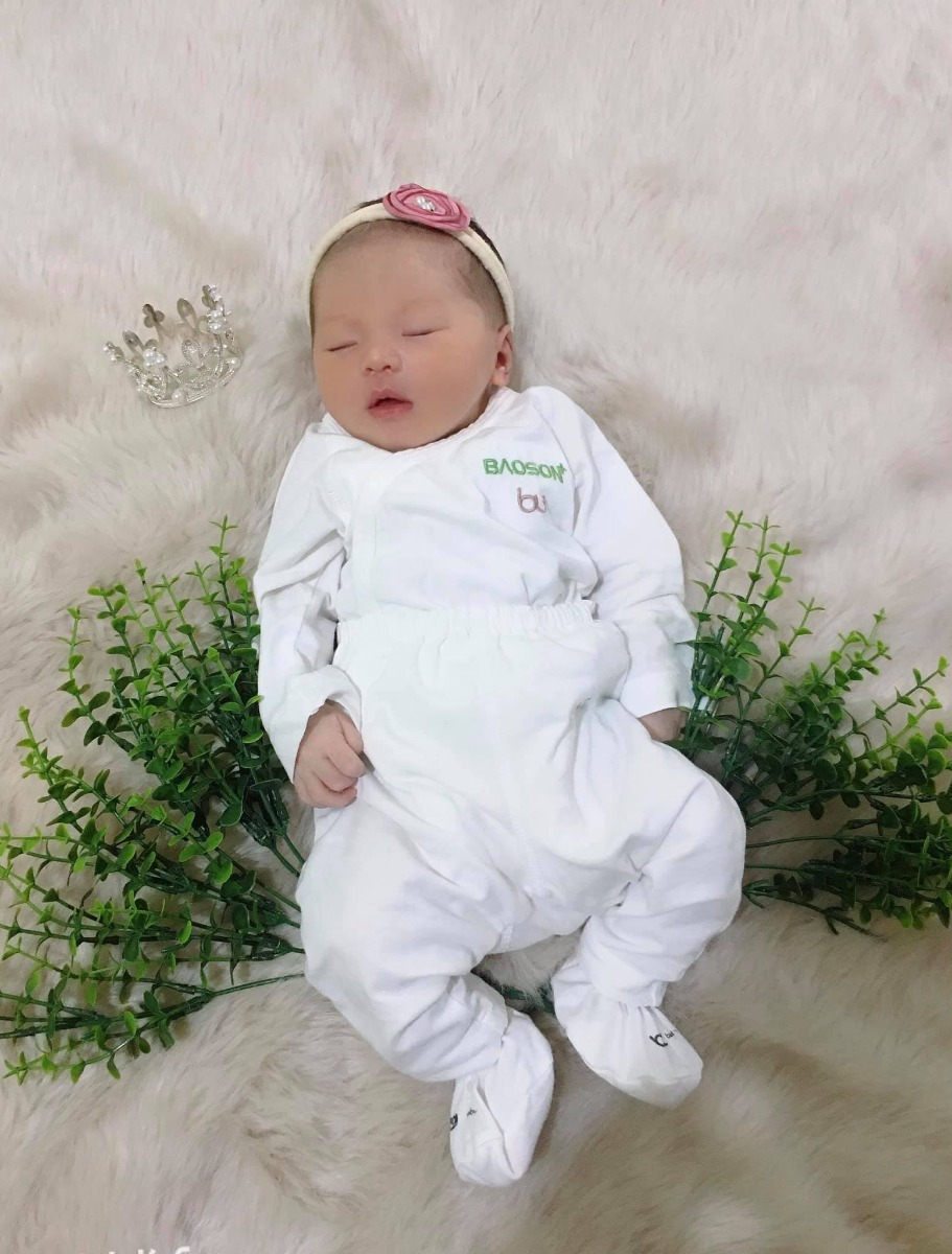 Review đẻ tại BV Bảo Sơn
Đi đẻ như đi nghỉ dưỡng vậy☺️
Ai mà đang phân vân thì e nghĩ Bảo Sơn là lựa chọn quá hợp lí về giá cả và cả chất lượng luôn
Em chọn gói 32w và đến 39w e mổ chủ động.Từ khi đăng kí em chọn Bs Phê và mổ em cũng nhờ Bs Phê.Bác cực kì nhẹ nhàng và nhiệt tình(em cảm thấy đúng như cái tên của bác)😆
Ekip mổ cho em hôm đó có Bác Phê và Bác Huyền cùng các cô/ac ai cũng nhẹ nhàng hỏi và trò chuyện nên tâm lí cũng rất thoải mái.
Ở phòng hồi sức thì lúc nào cũng có người trực bên cạnh hỏi han tình hình sức khoẻ.
Về phòng nằm thì sạch sẽ và thoáng còn đầy đủ tiện nghi luôn ạ😊Cần gì bấm nút là các cô/chị nhân viên vào tiện cực kì luôn ạ! Từ thay rửa cho mẹ đến cho bé đều có các cô/chị làm giúp hết.
Ăn uống thì cũng được phục vụ tận giường luôn,cứ đến giờ là có nhân viên bên khách sạn mang đồ ăn qua.
Nói chung hành trình đi đẻ với em nó không đáng sợ như những gì mọi người nói😂😂😂