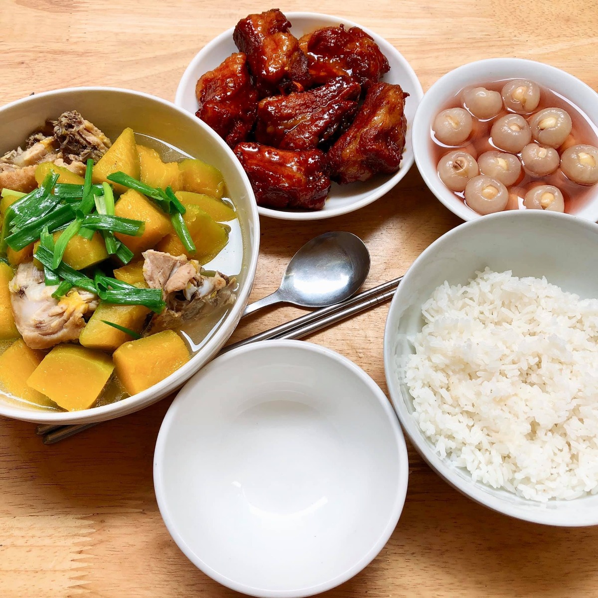 Cơm cữ!!!

Tầm này năm trước mình đang ở cữ. Vì sinh bé đầu không có sữa nên quyết tâm gọi sữa về khi sinh bé thứ hai lên cao phơi phới. May mắn có bà nội và bà ngoại thay phiên chăm bé ngày đêm, cùng sự trợ giúp của chồng nên công việc chính của mình là ăn và kích sữa thôi ạ😜. 

Mình lên thực đơn, bà ngoại đi chợ mua đồ ăn mỗi ngày trước khi qua nhà giúp mình chăm e bé. Đây là một số mâm cơm cữ tự tay mình nấu theo sở thích và khẩu vị cá nhân gửi các mẹ tham khảo nhé. Chúc các mẹ có kì ở cữ thoải mái, vui vẻ gọi sữa thành công😘

Cre: Mẹ Hà Khờ
